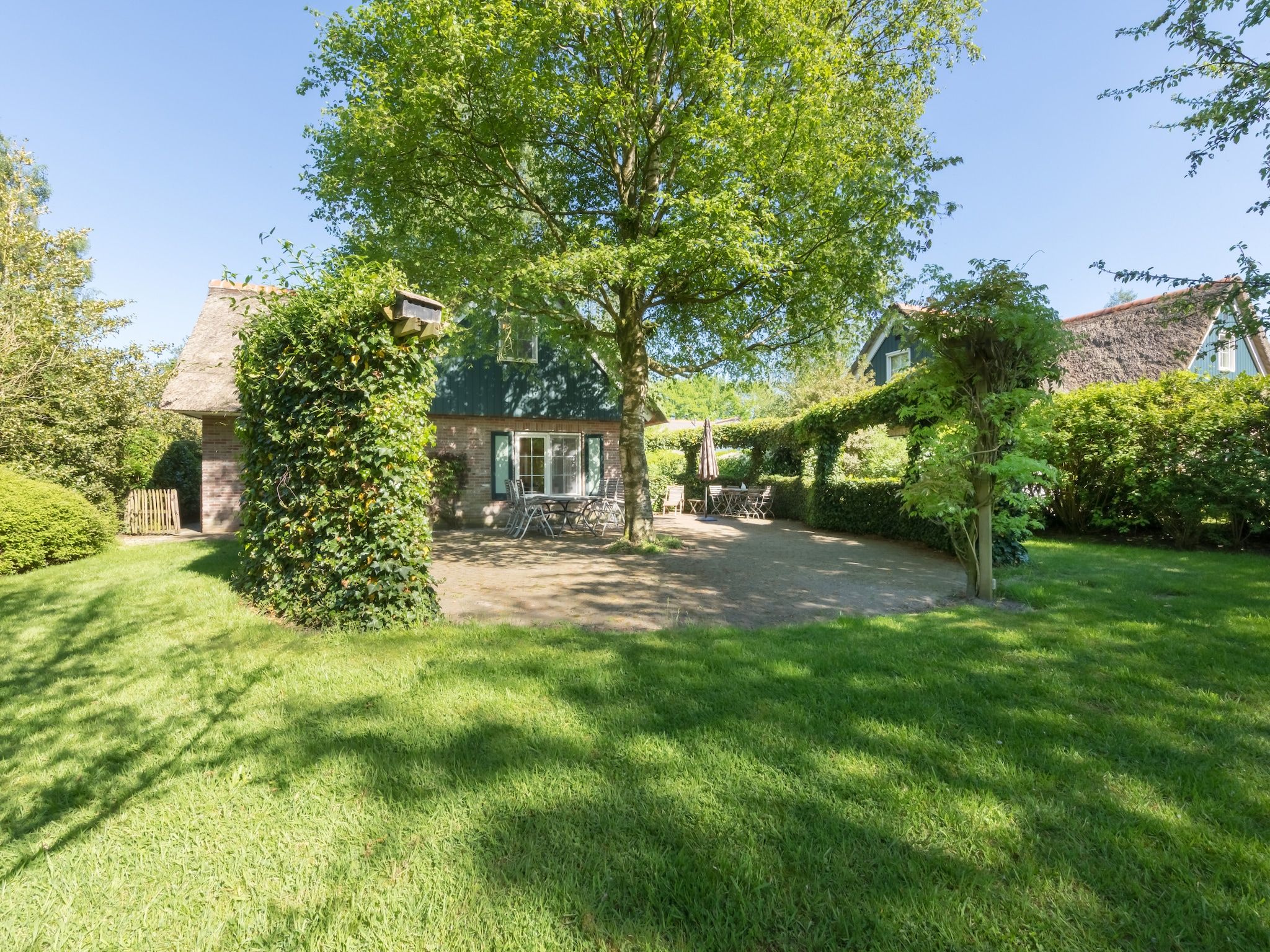 De tuin van Villapark De Weerribben 4 in Paasloo