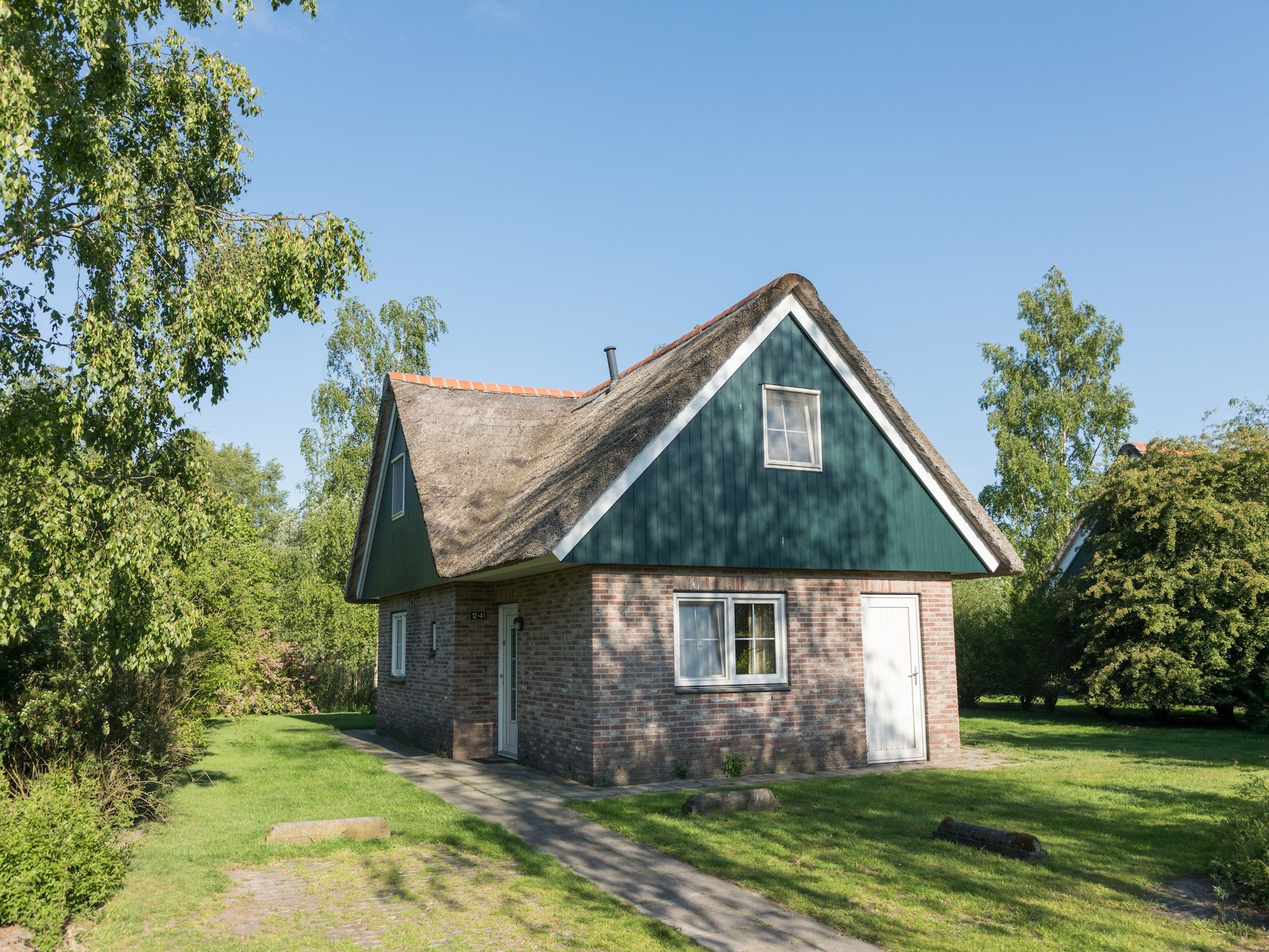 De buitenkant van Villapark De Weerribben 4 in Paasloo