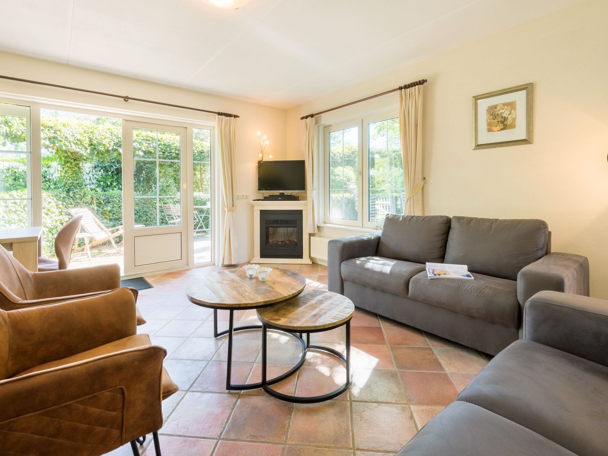 De woonkamer van Villapark De Weerribben 4 in Paasloo