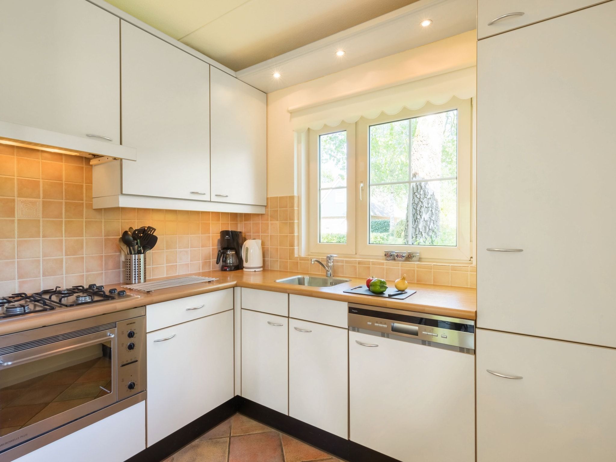 De keuken van Villapark De Weerribben 4 in Paasloo