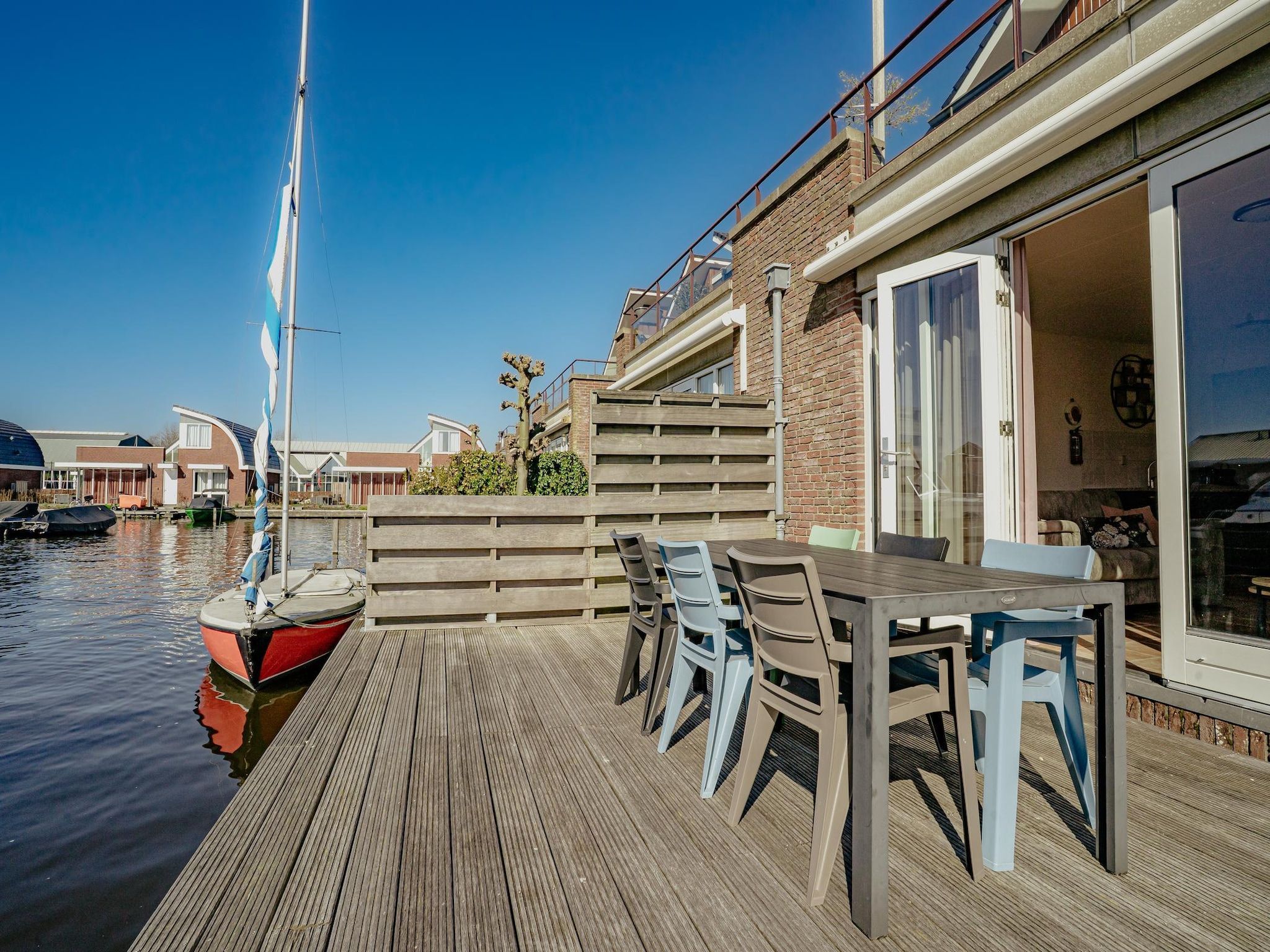 Het terras van Waterpark de Meerparel 7 in Uitgeest