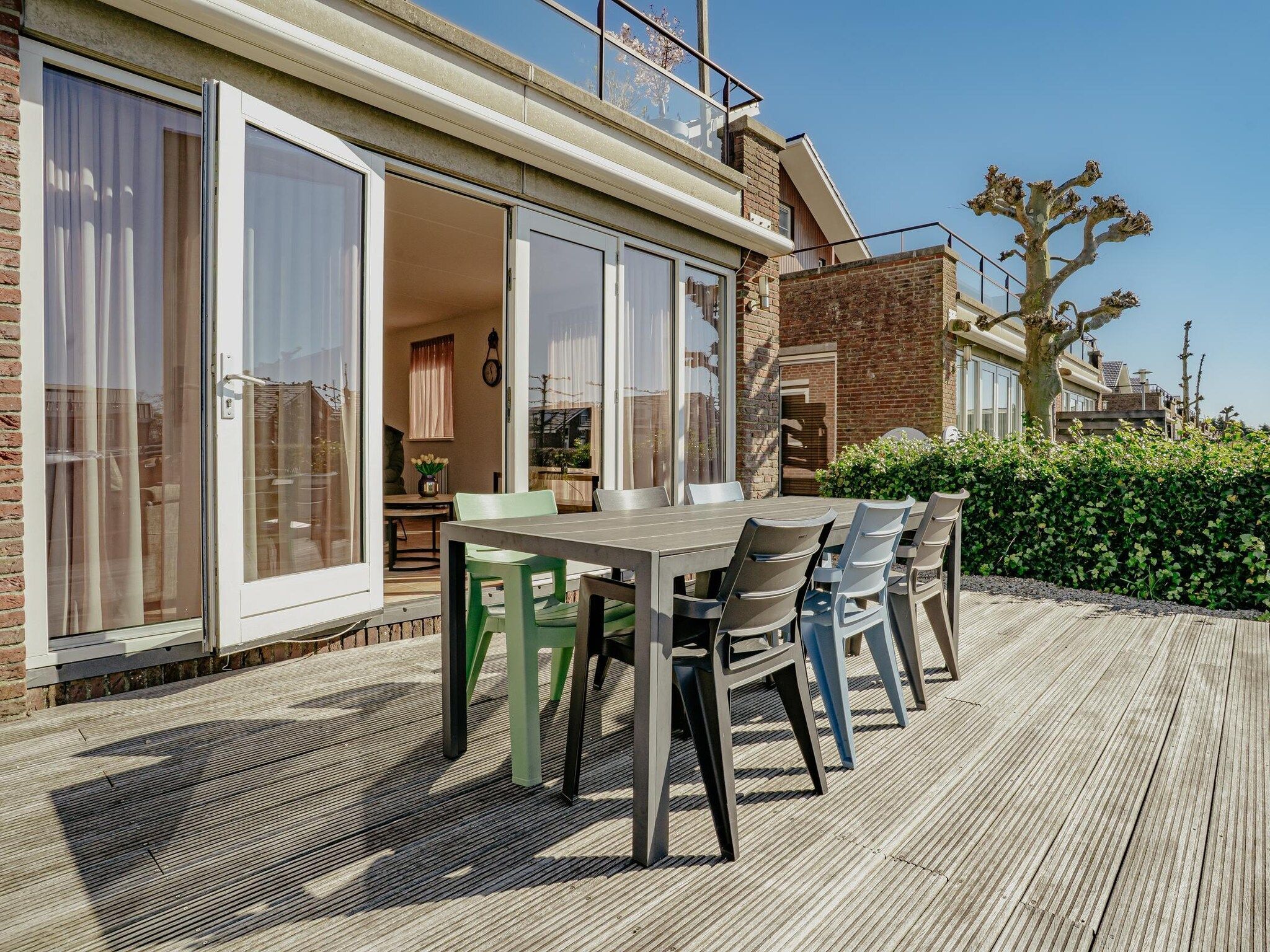 Het terras van Waterpark de Meerparel 7 in Uitgeest