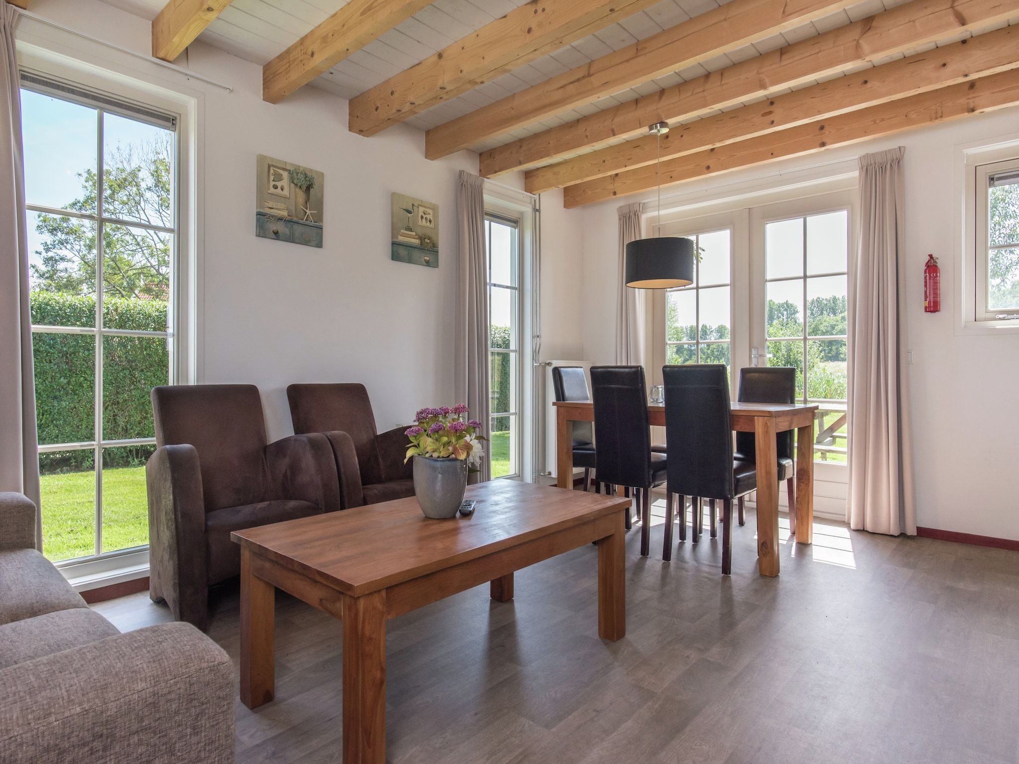 De woonkamer van Recreatiepark de Stelhoeve 1 in Wemeldinge