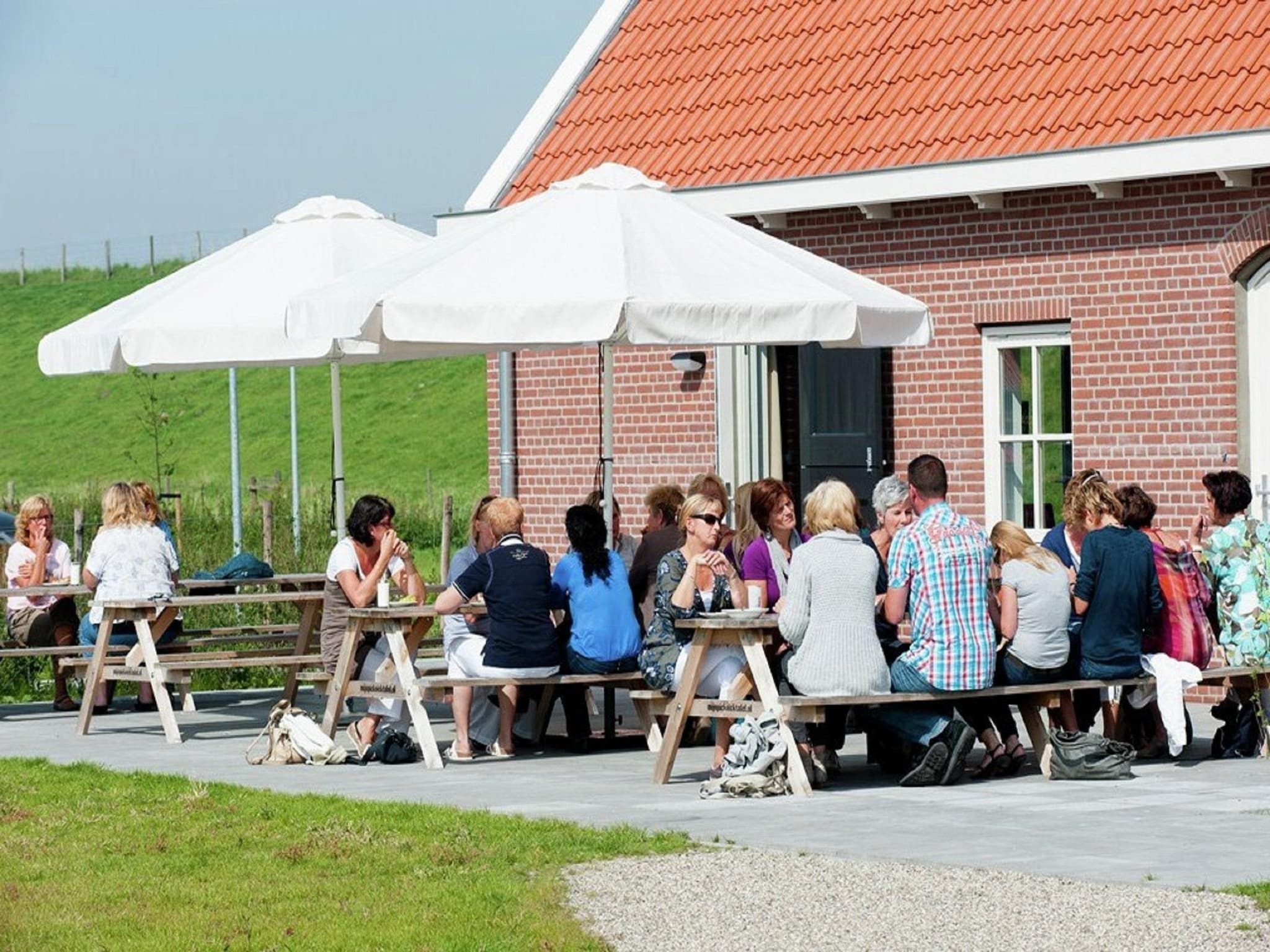 Het terras van Recreatiepark de Stelhoeve 2 in Wemeldinge