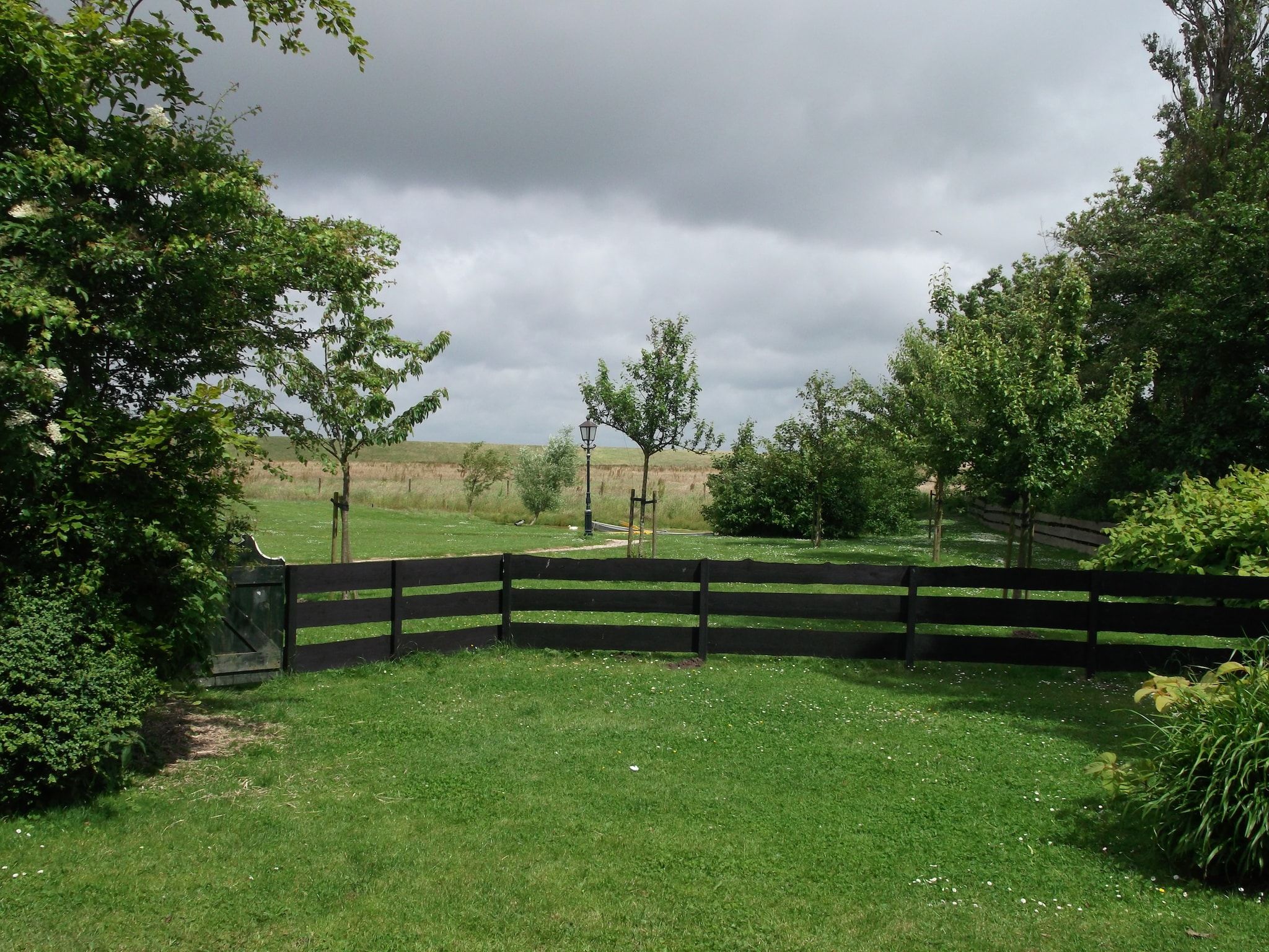De tuin van Recreatiepark Wiringherlant - Ons Huys in Hippolytushoef