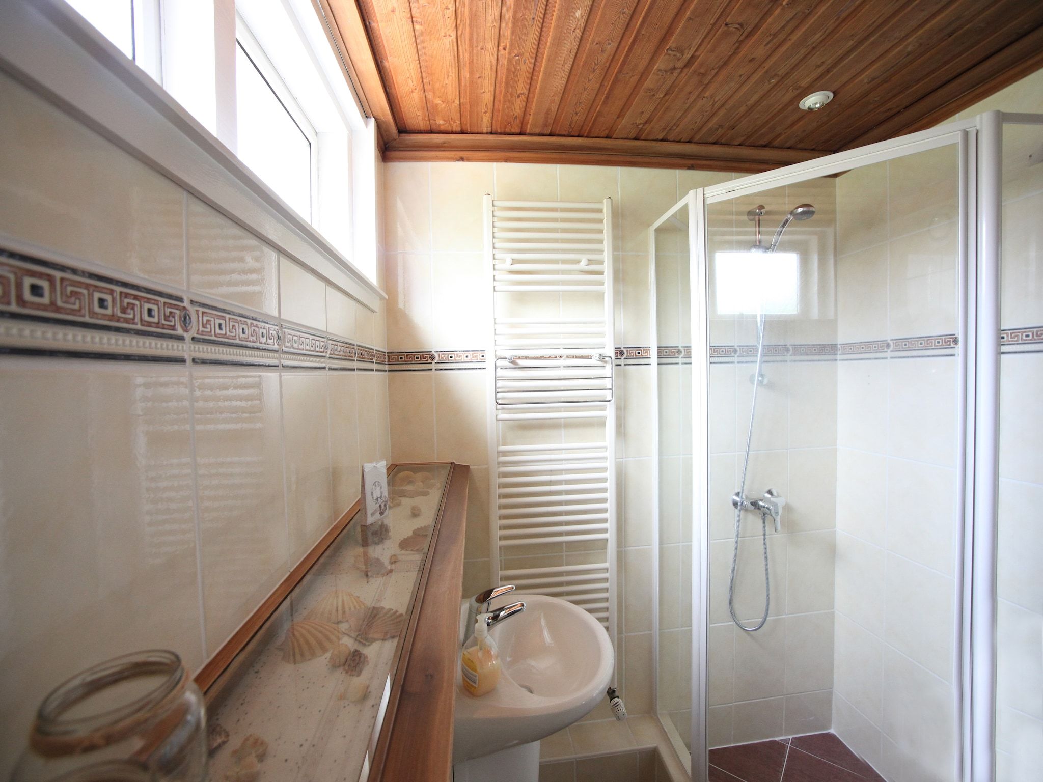 De badkamer van Recreatiepark Wiringherlant - Ons Huys in Hippolytushoef