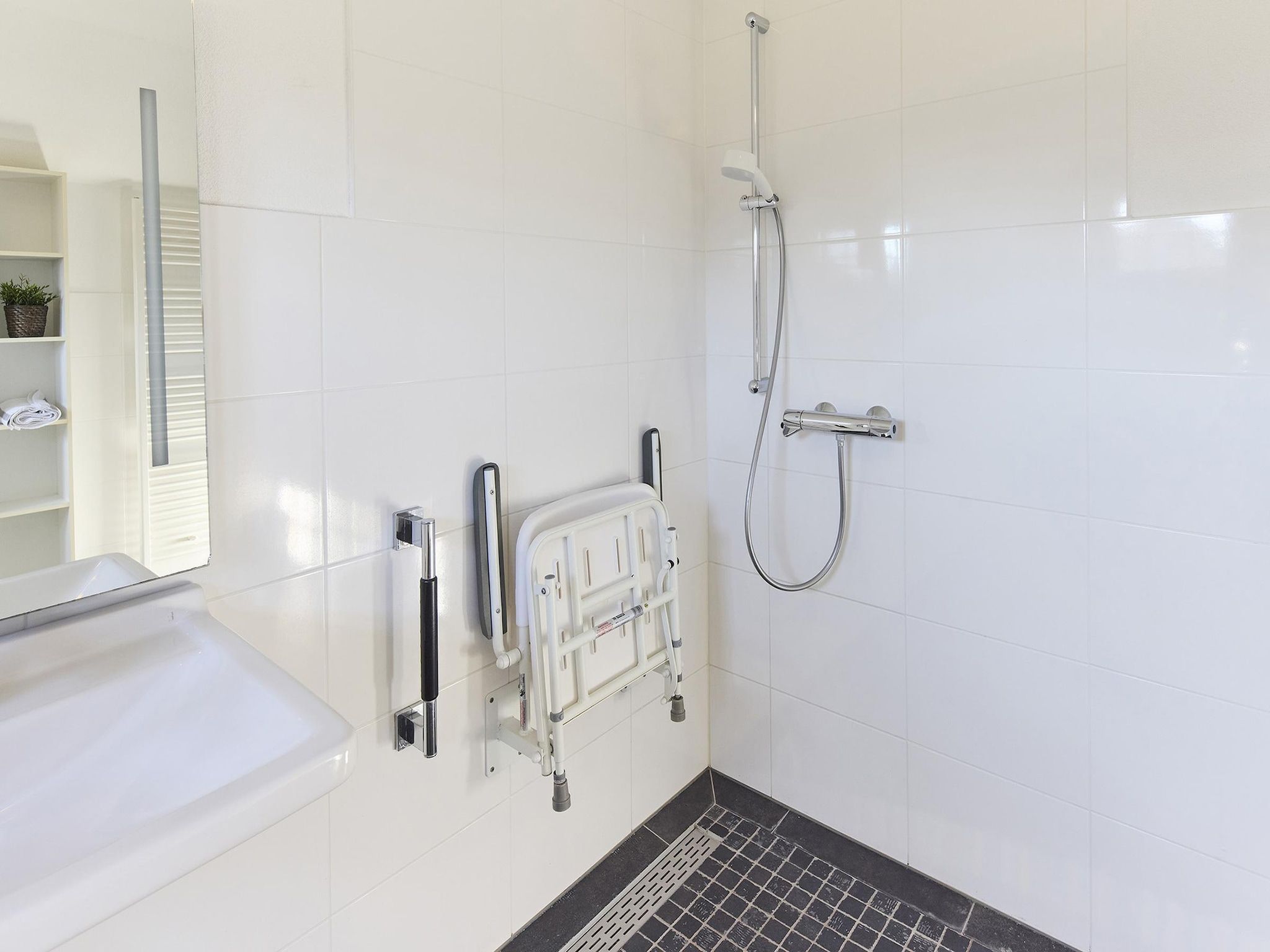 De badkamer van Buitenhof De Leistert 2 in Roggel