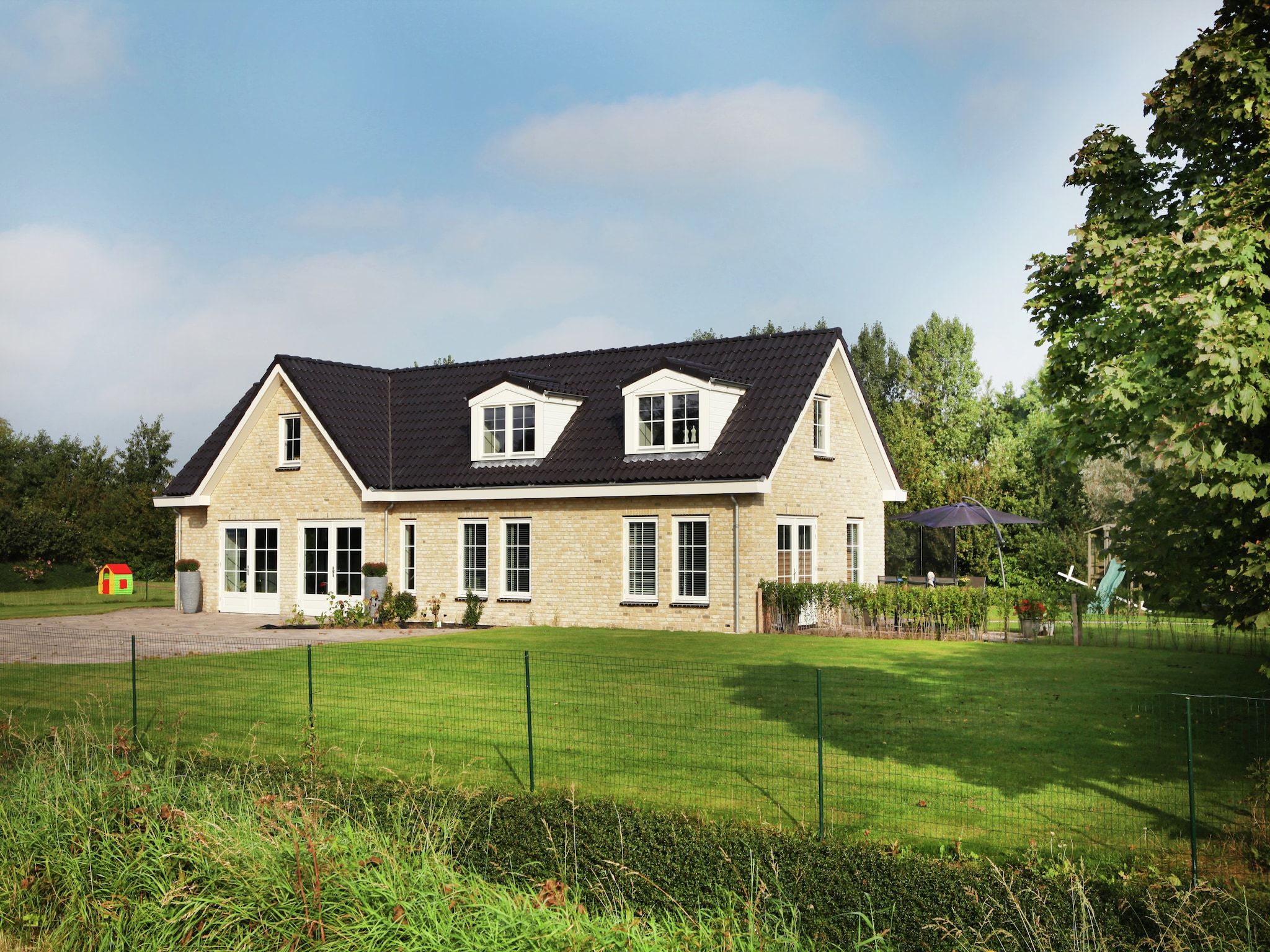 De buitenkant van Scoreldame 8-persoons in Schoorldam