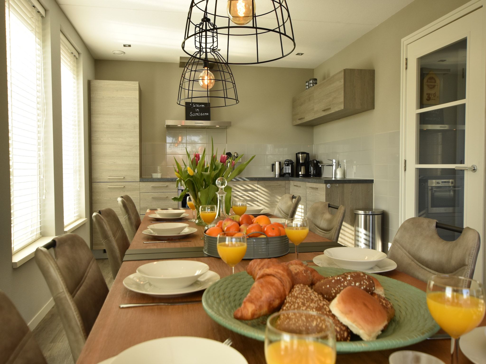 De eetkamer van Scoreldame 8-persoons in Schoorldam