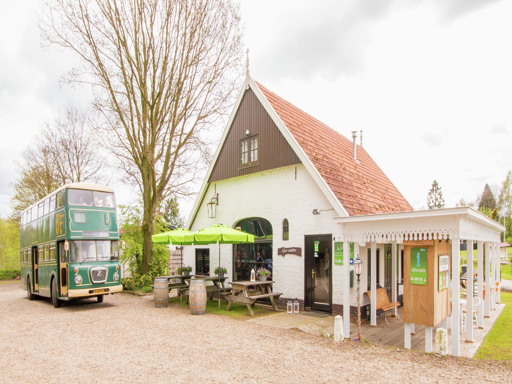 De buitenkant van Chaletpark Kuiperberg 7 in Ootmarsum