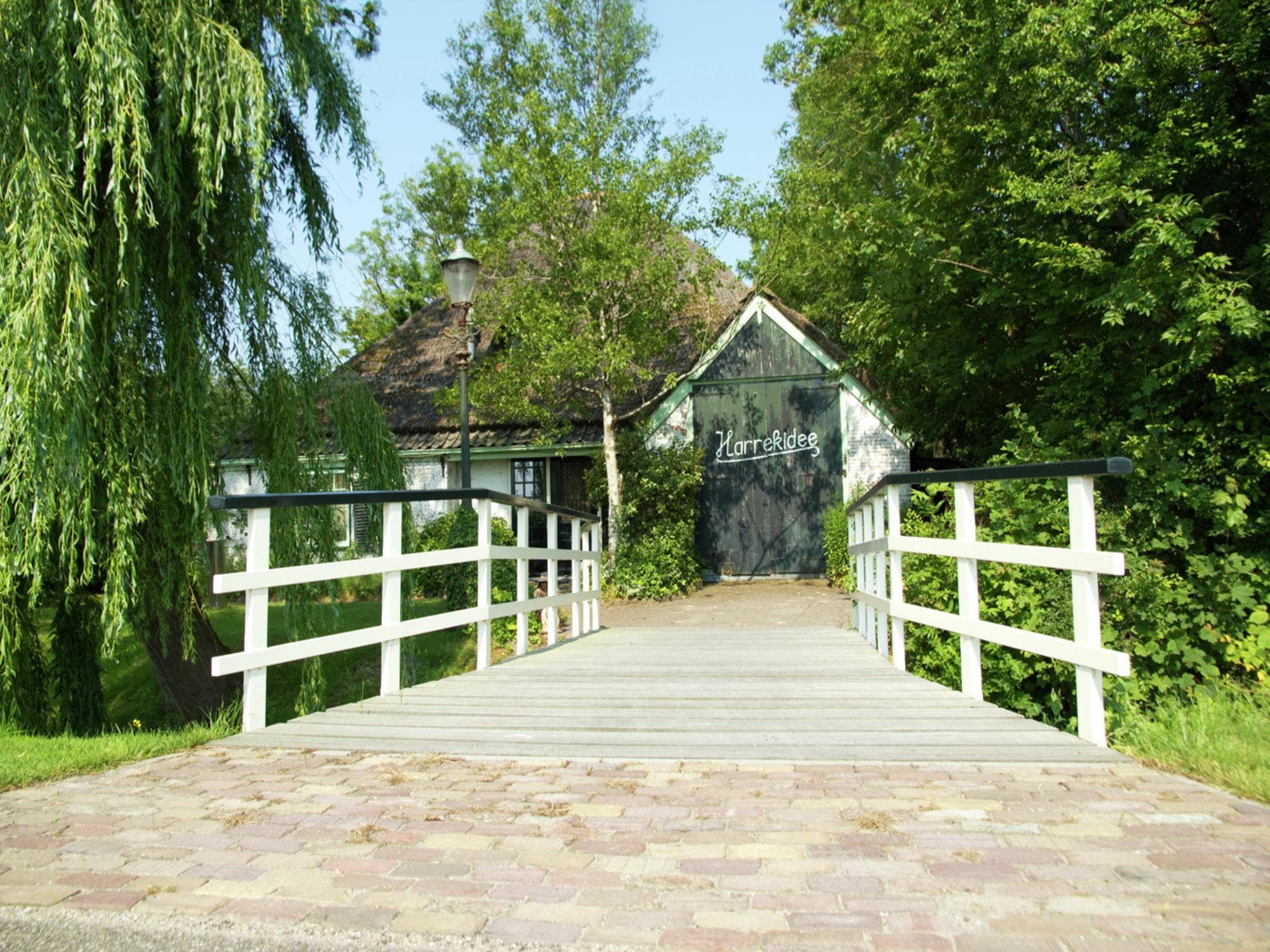 De buitenkant van Harrekidee in Sint Maartensbrug