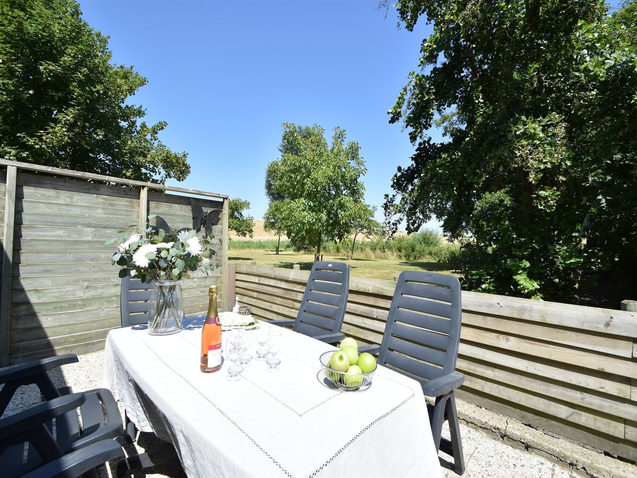 Het terras van De Notenweide in Zonnemaire