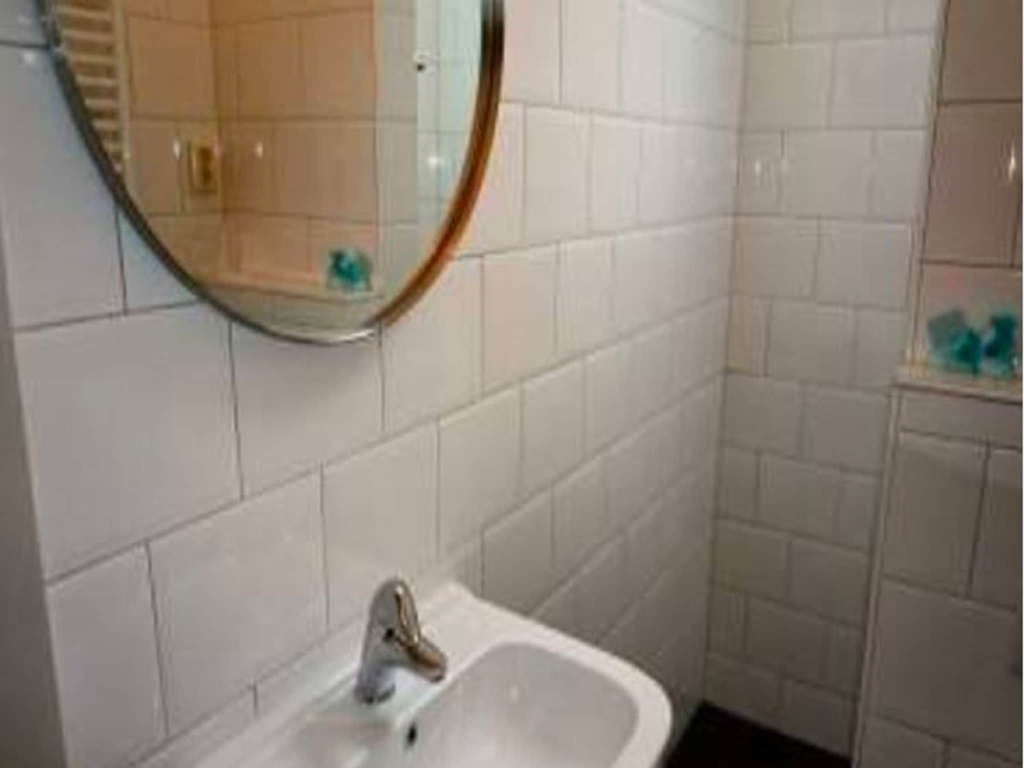 De badkamer van Helmgras I in Egmond aan zee