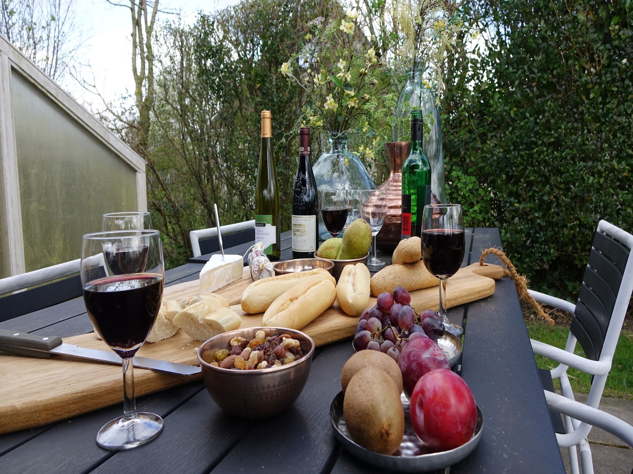 Het terras van Wellness aan het Water in Eernewolde in Earnewald