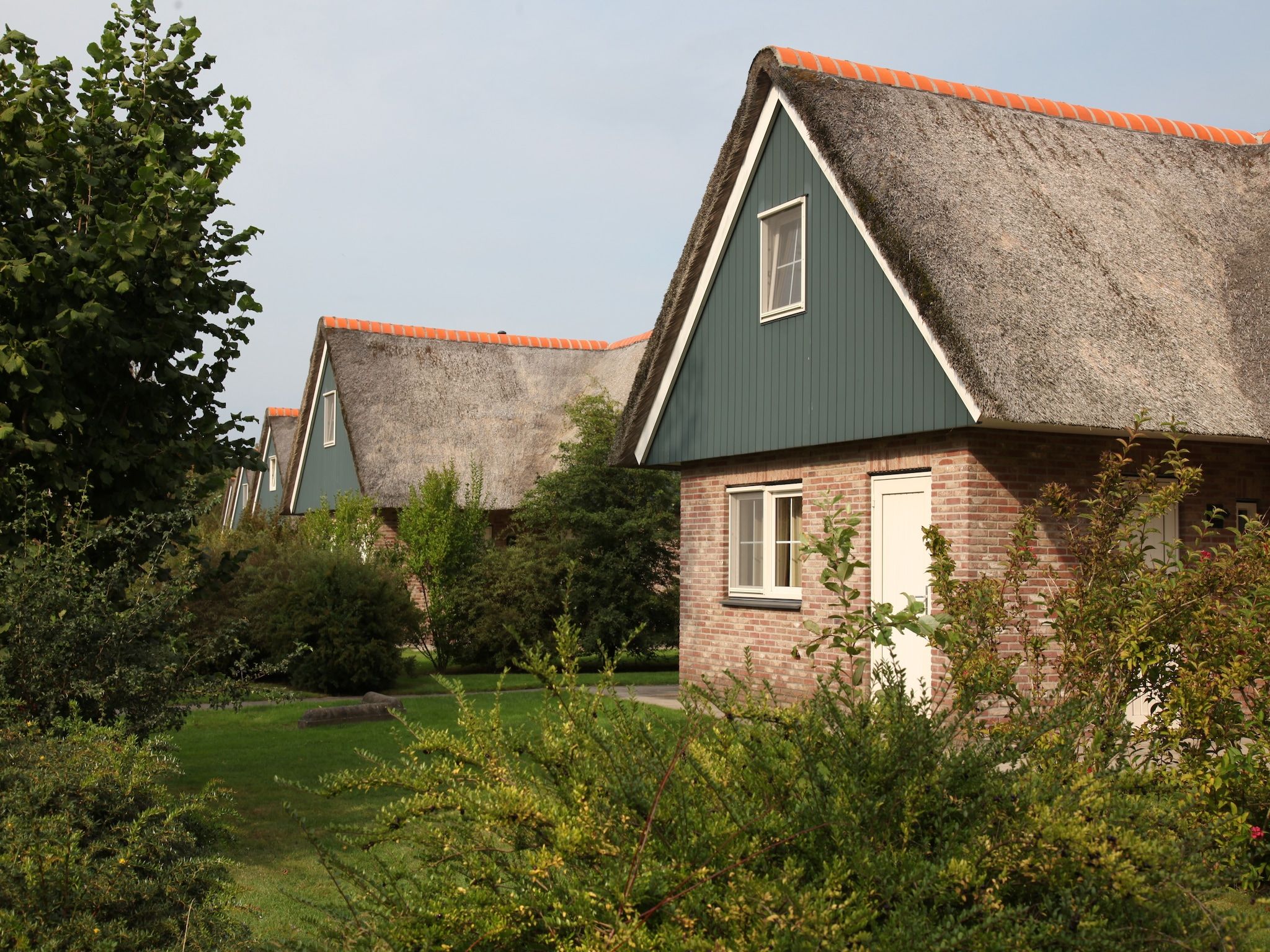 De buitenkant van Villapark De Weerribben 5 in Paasloo