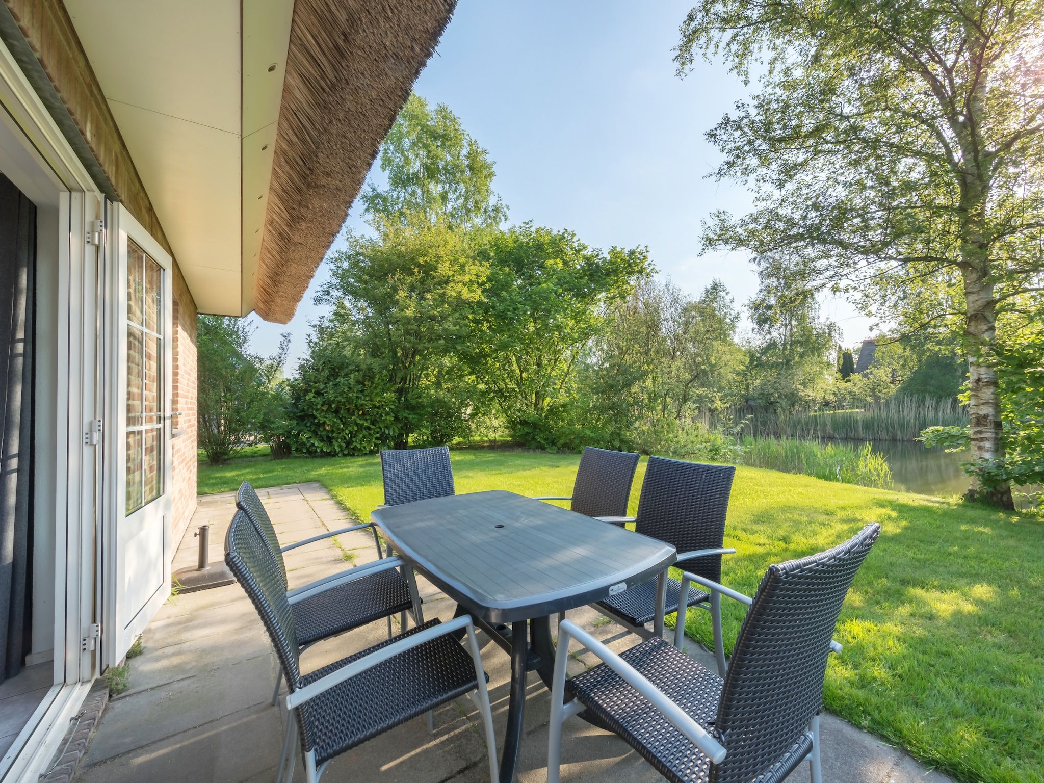 De tuin van Villapark De Weerribben 5 in Paasloo