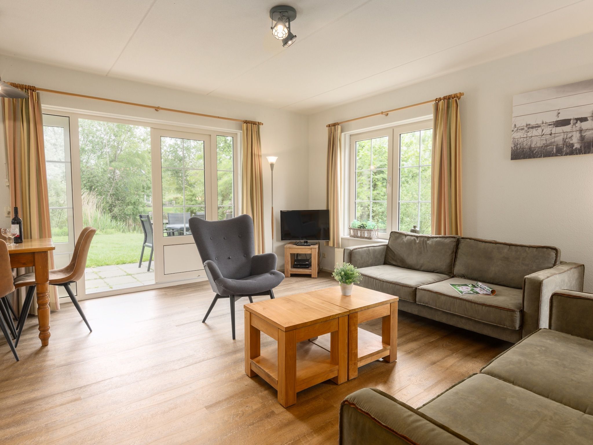 De woonkamer van Villapark De Weerribben 5 in Paasloo