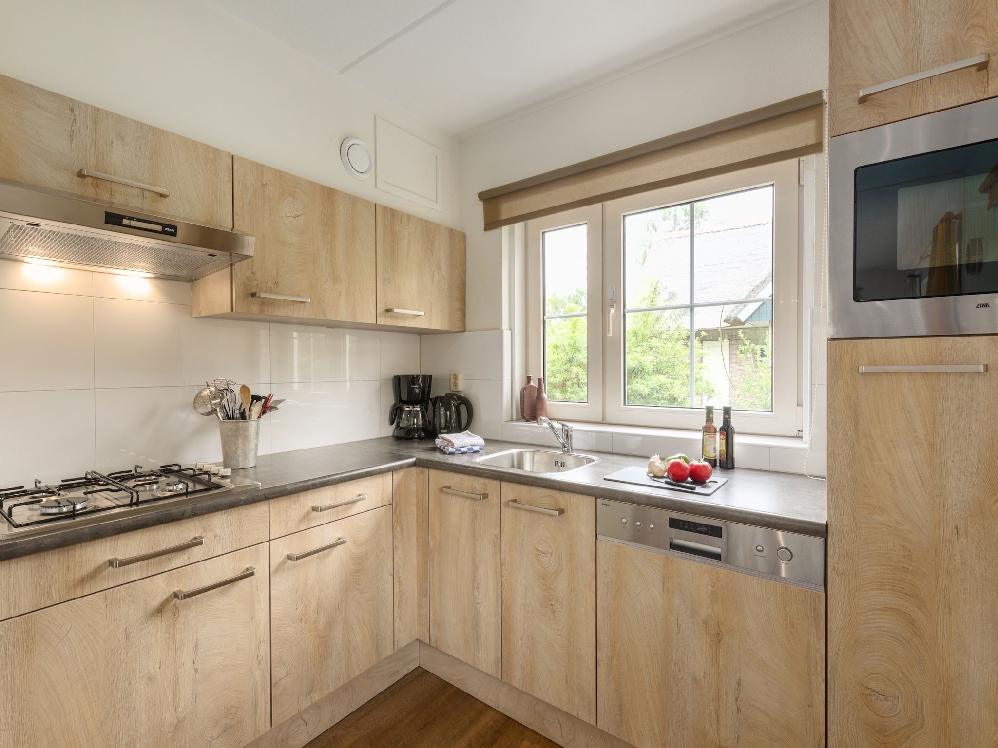 De keuken van Villapark De Weerribben 5 in Paasloo