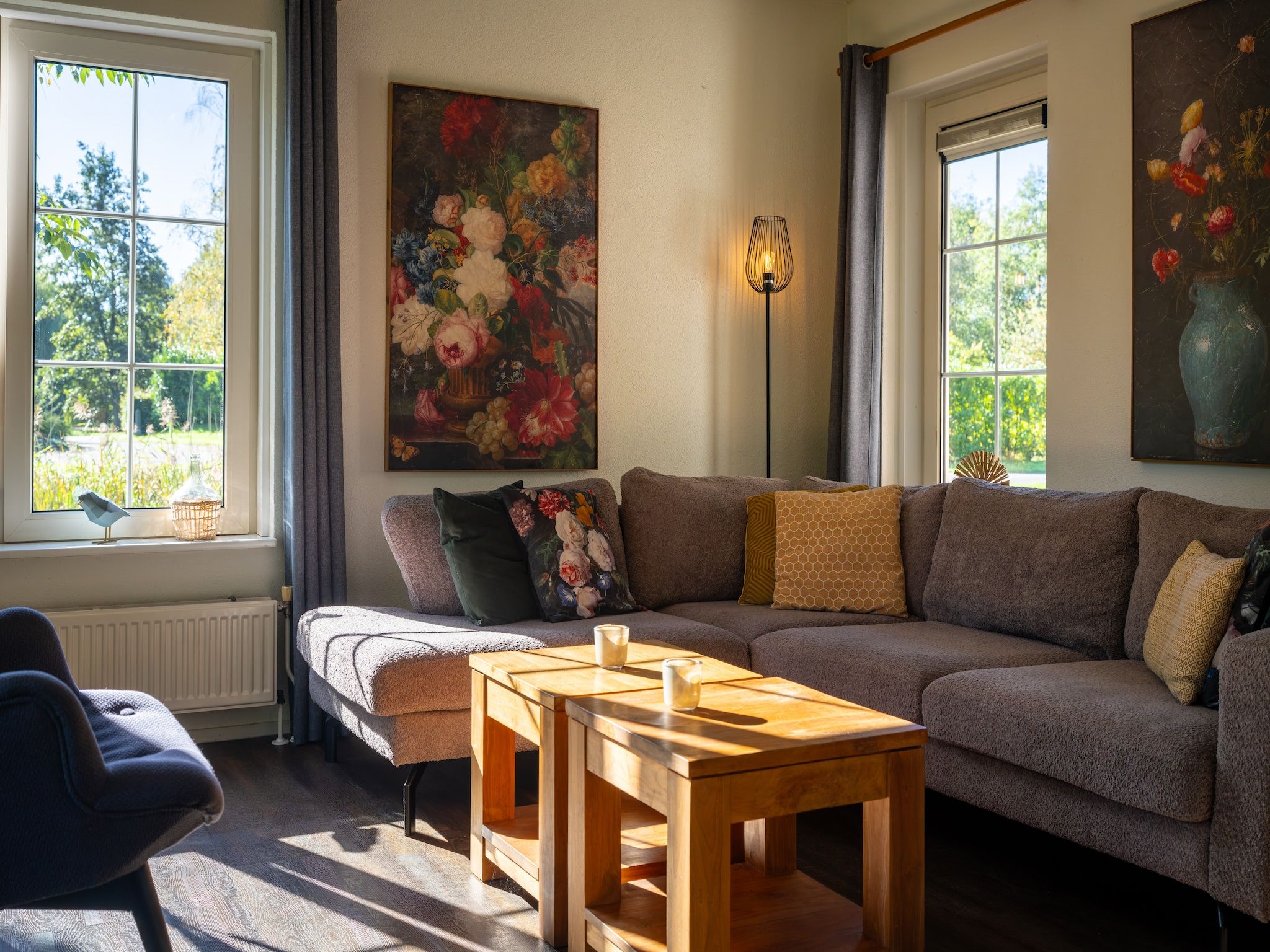 De woonkamer van Villapark De Weerribben 5 in Paasloo