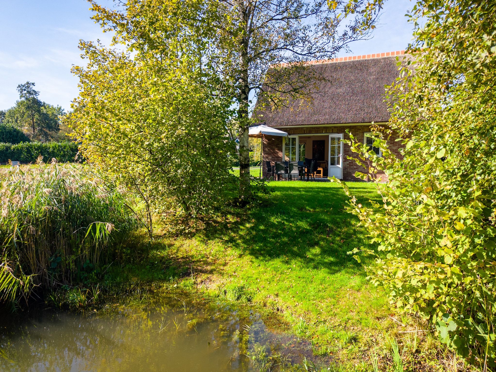 De buitenkant van Villapark De Weerribben 5 in Paasloo