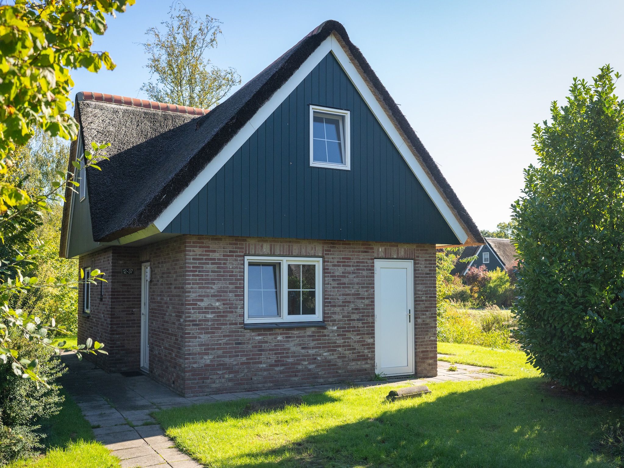 De buitenkant van Villapark De Weerribben 5 in Paasloo
