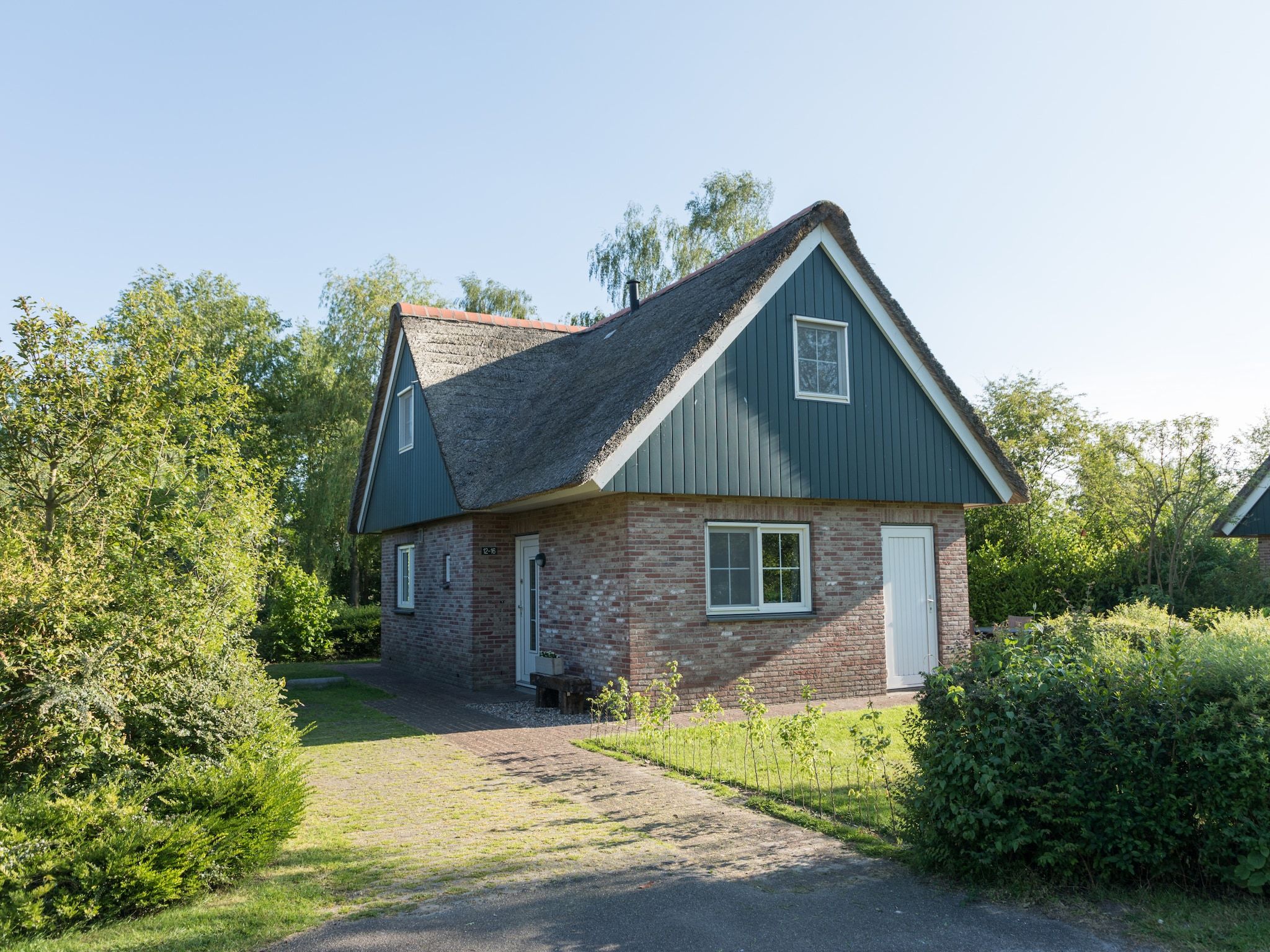 De buitenkant van Villapark De Weerribben 3 in Paasloo