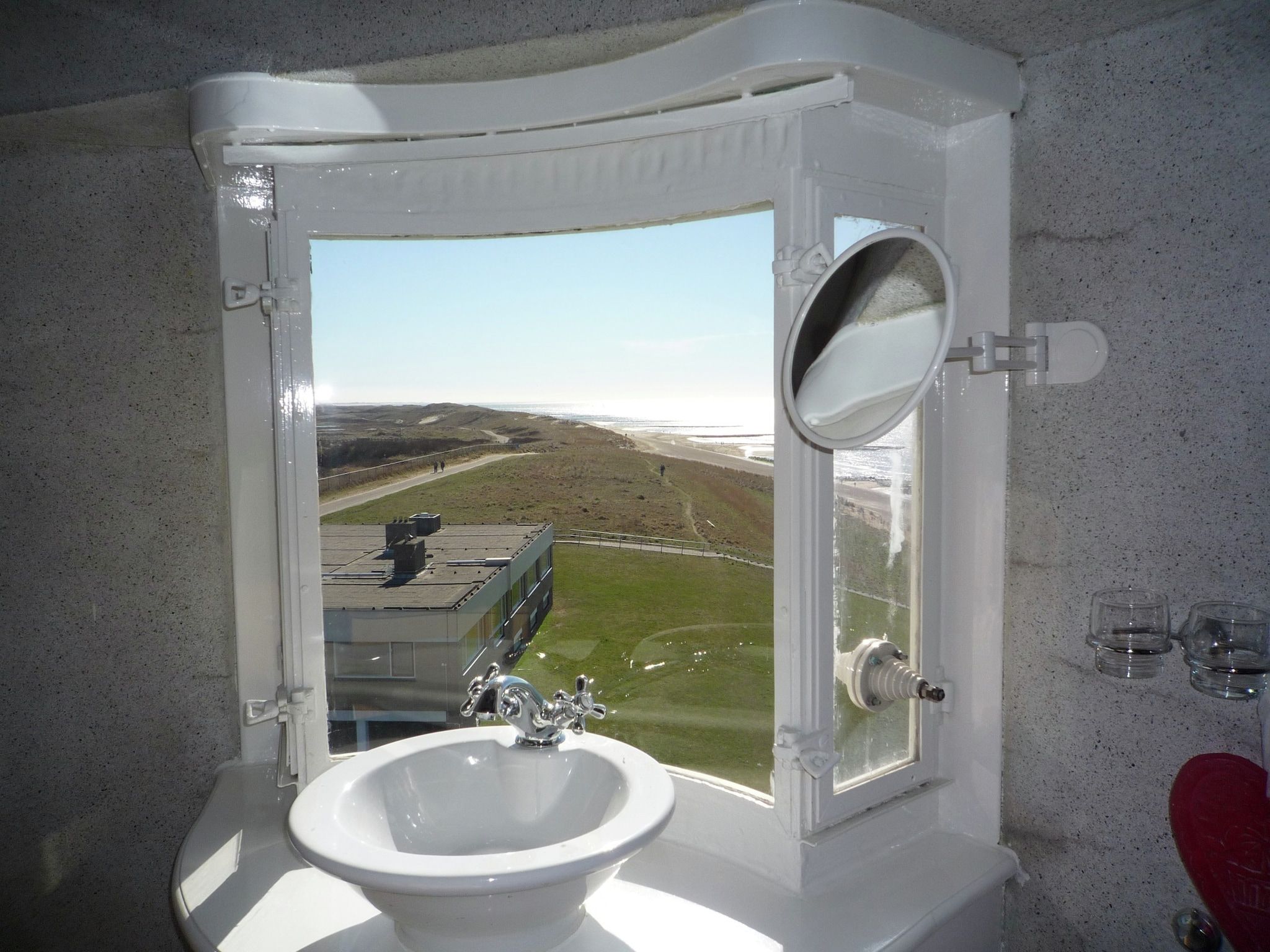 De badkamer van De Kustwachttoren in Huisduinen