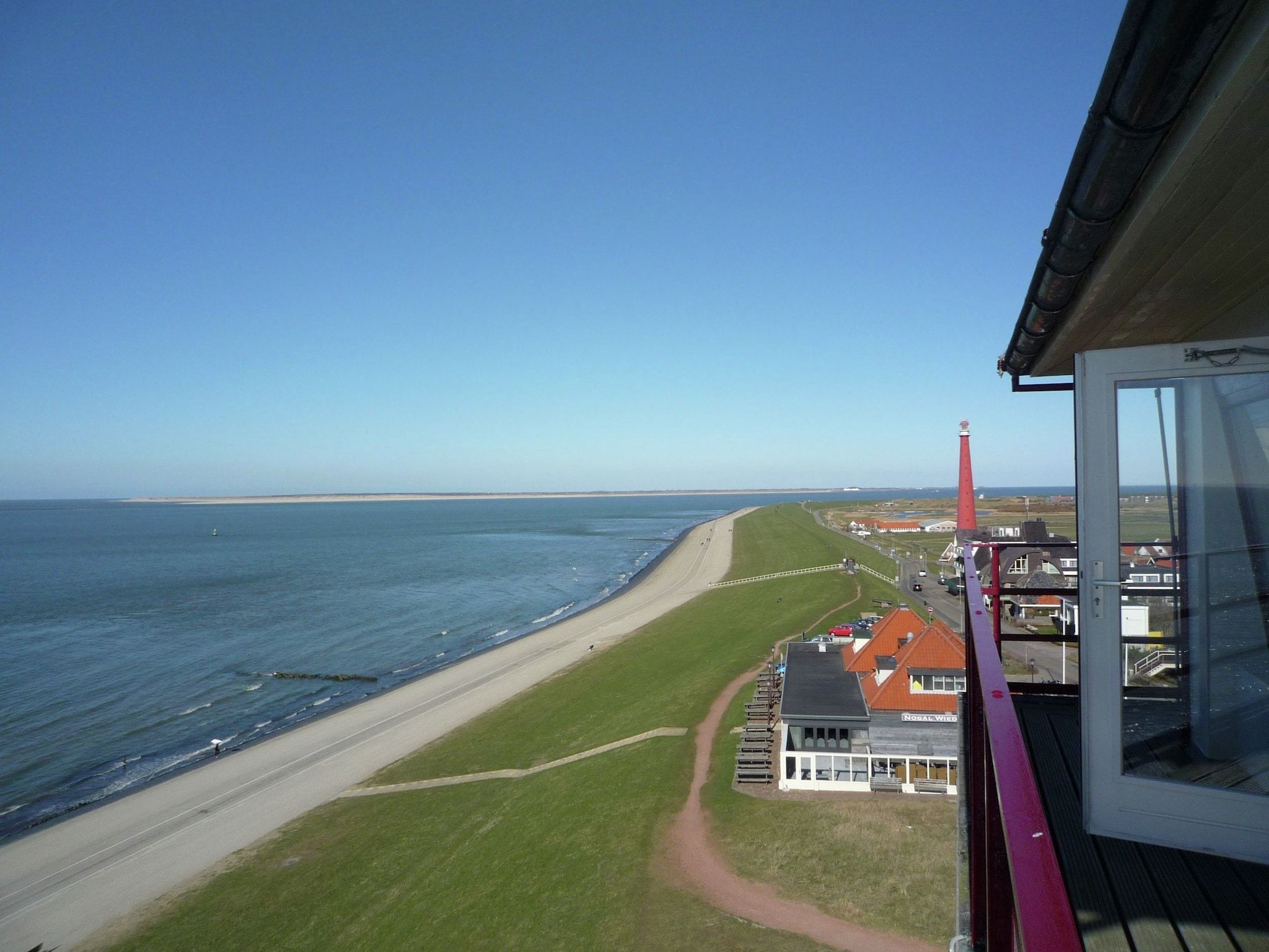 Het terras van De Kustwachttoren in Huisduinen