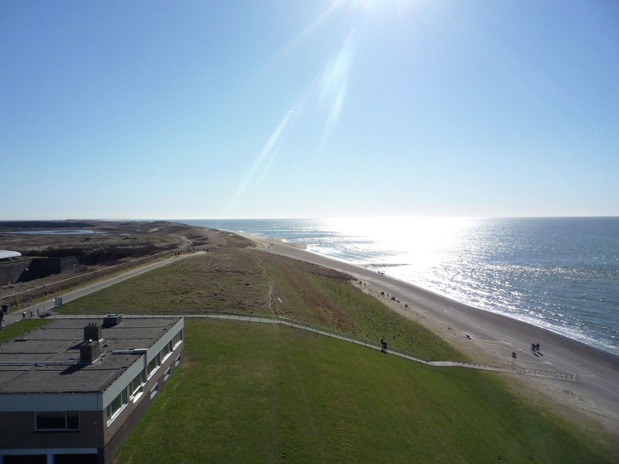 Het uitzicht vanaf De Kustwachttoren in Huisduinen
