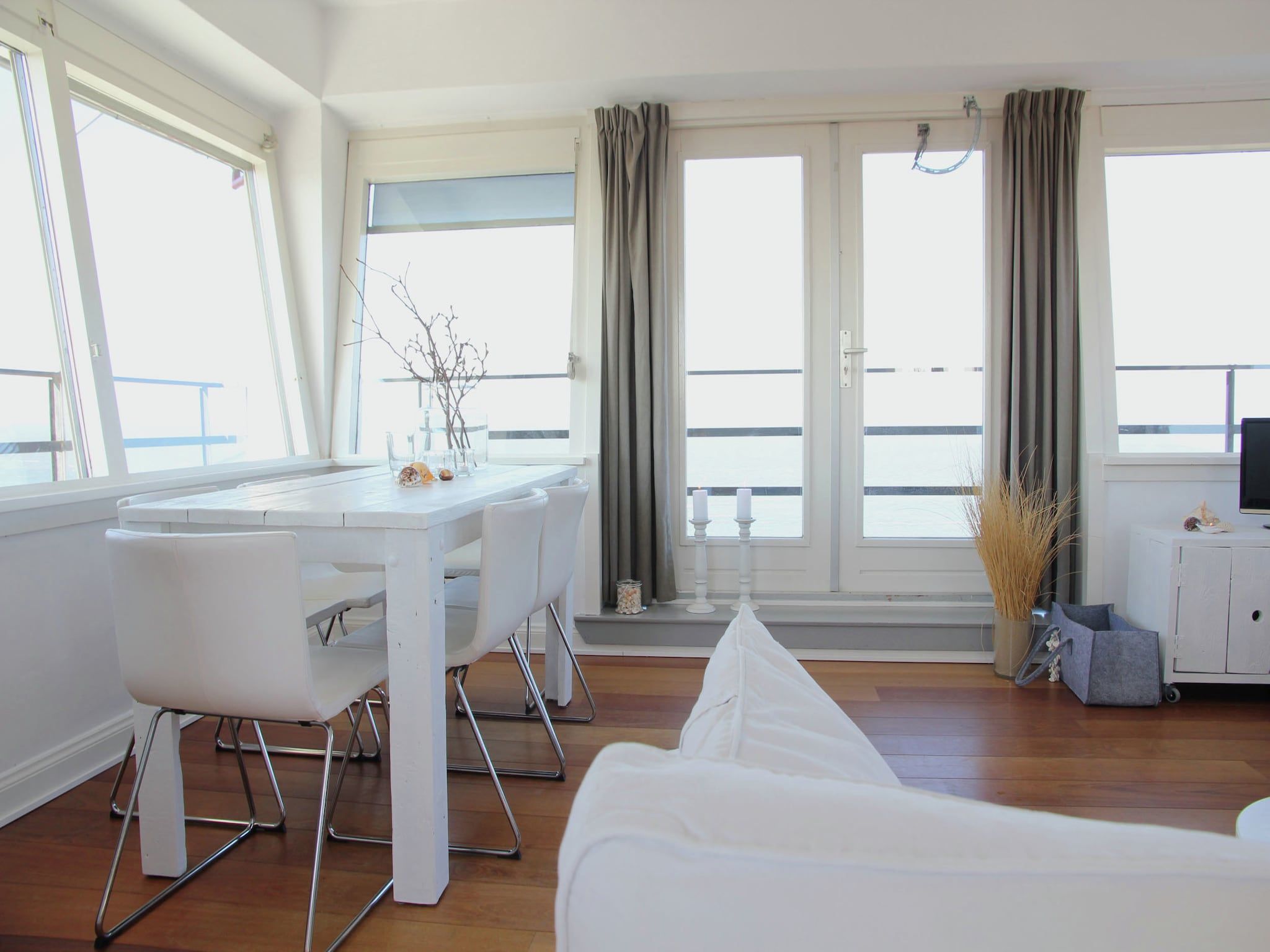 De eetkamer van De Kustwachttoren in Huisduinen