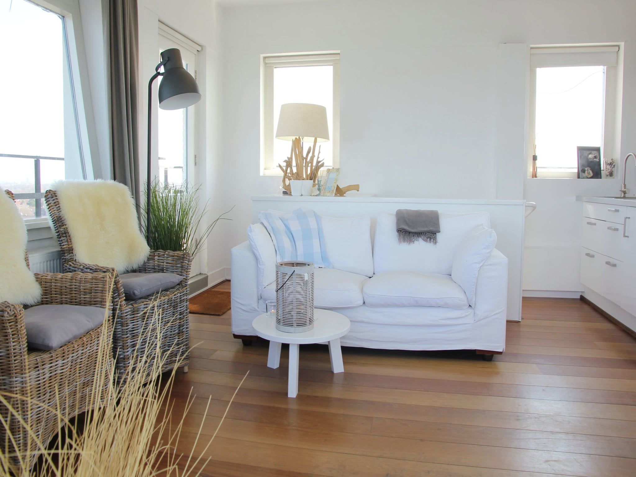 De woonkamer van De Kustwachttoren in Huisduinen