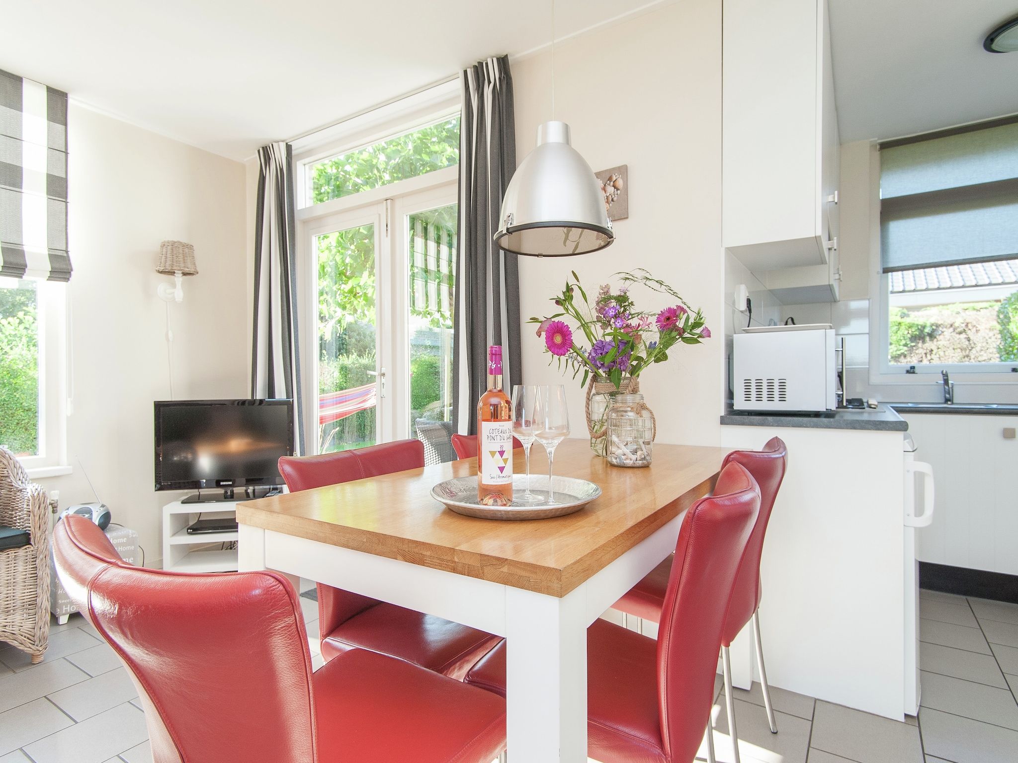 De eetkamer van Bungalowpark de Gouden Spar 2 in Noordwijk