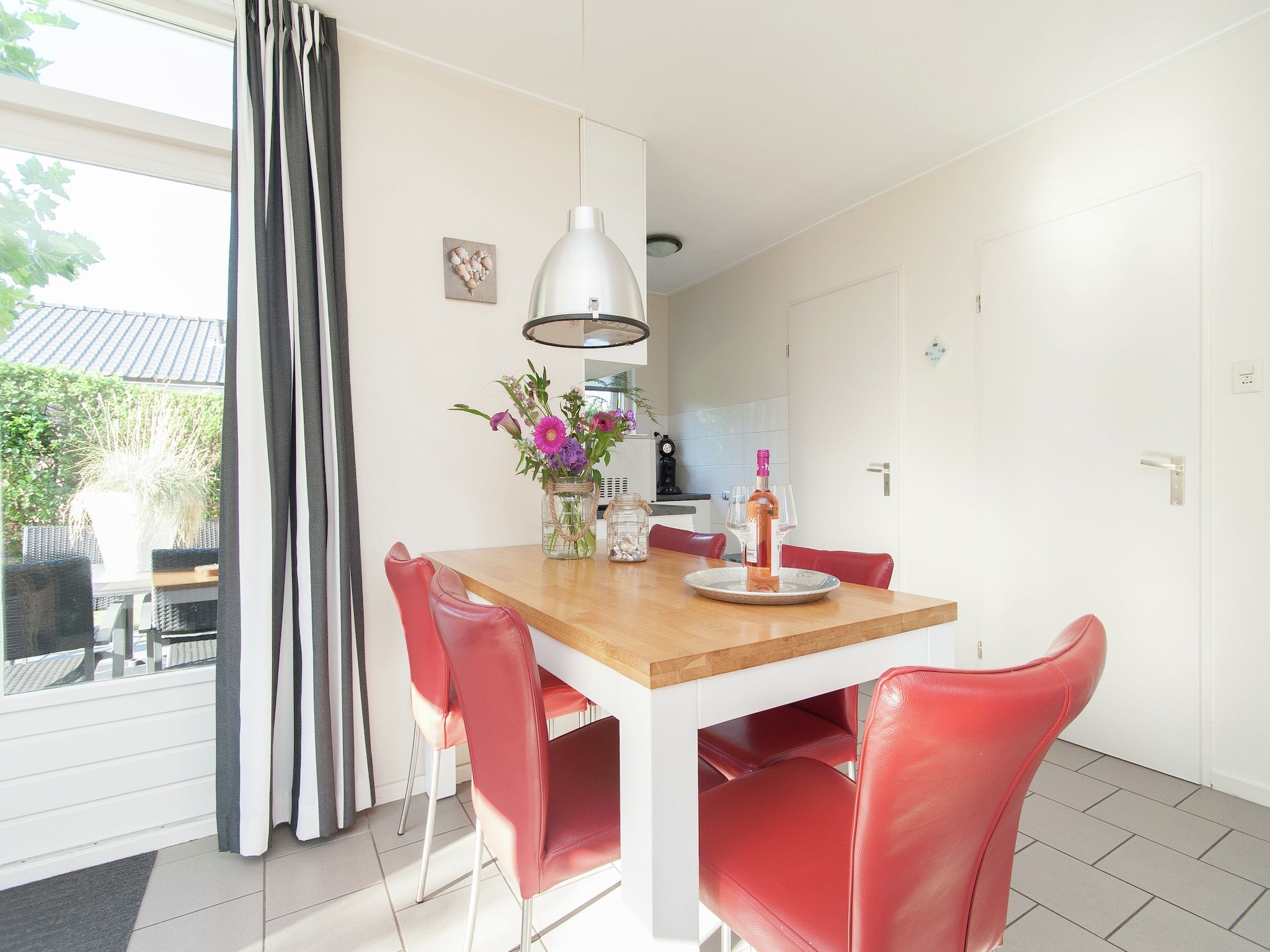 De eetkamer van Bungalowpark de Gouden Spar 2 in Noordwijk