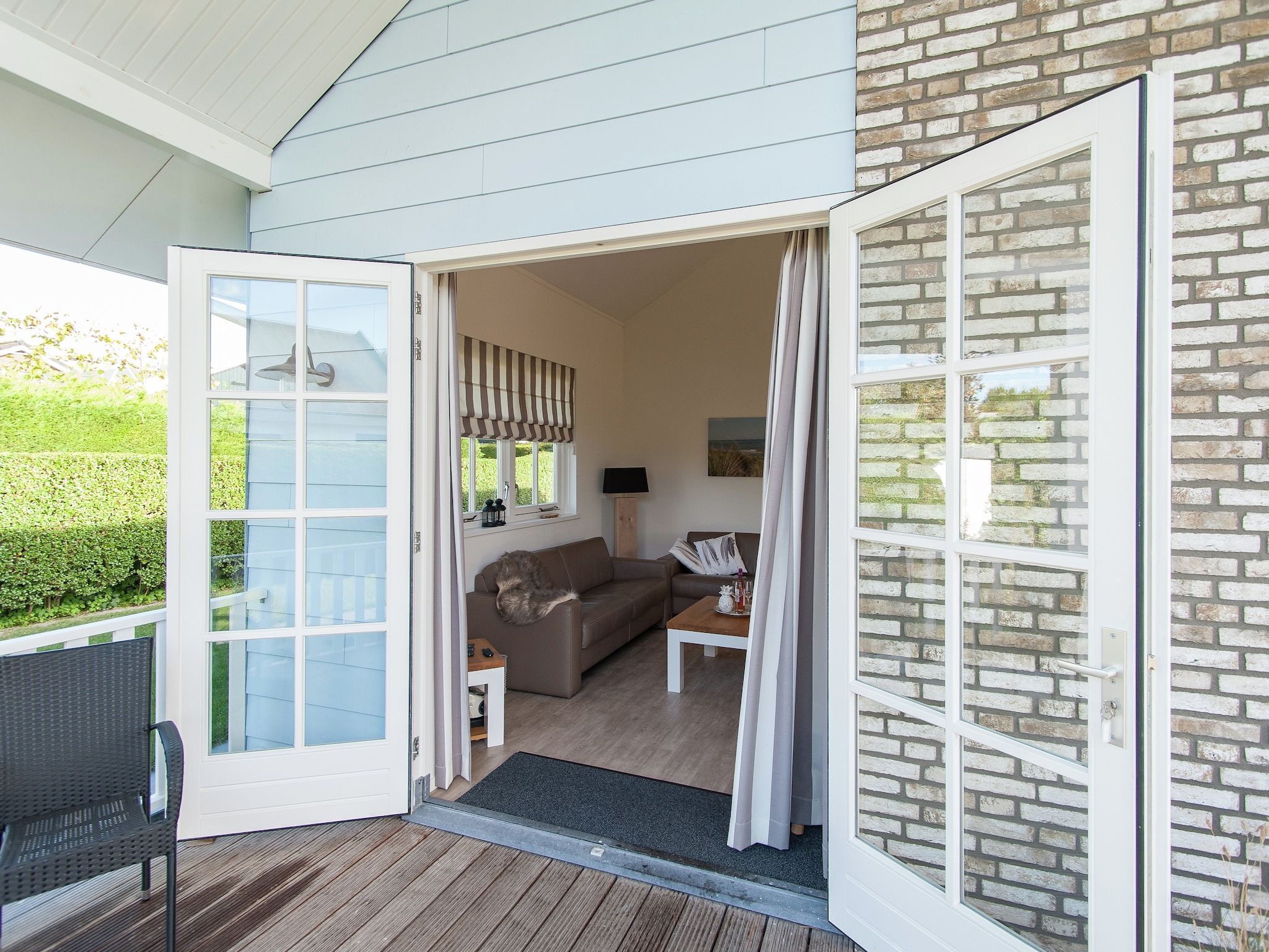 Het terras van Bungalowpark de Gouden Spar 3 in Noordwijk