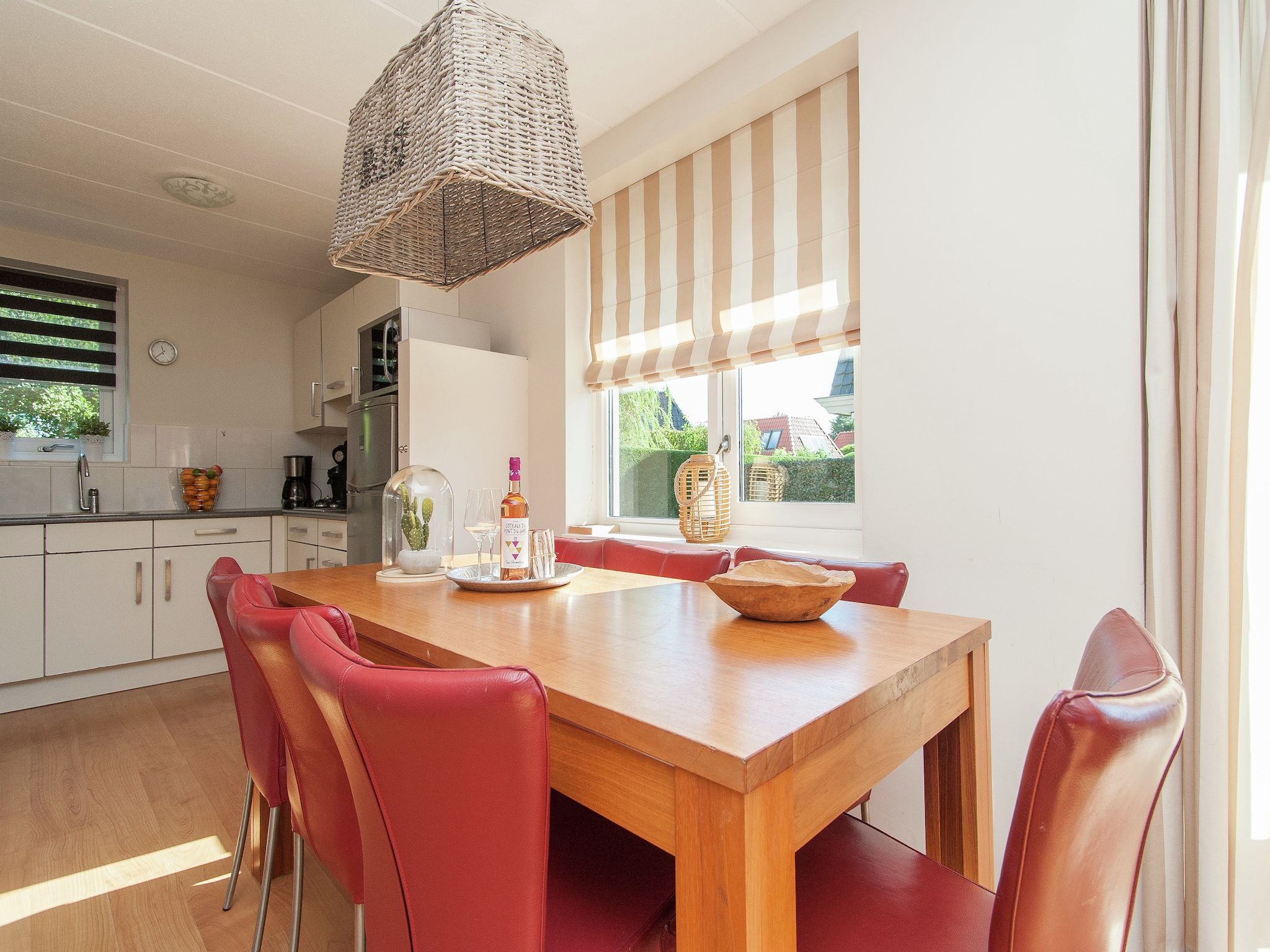 De eetkamer van Bungalowpark de Gouden Spar 4 in Noordwijk