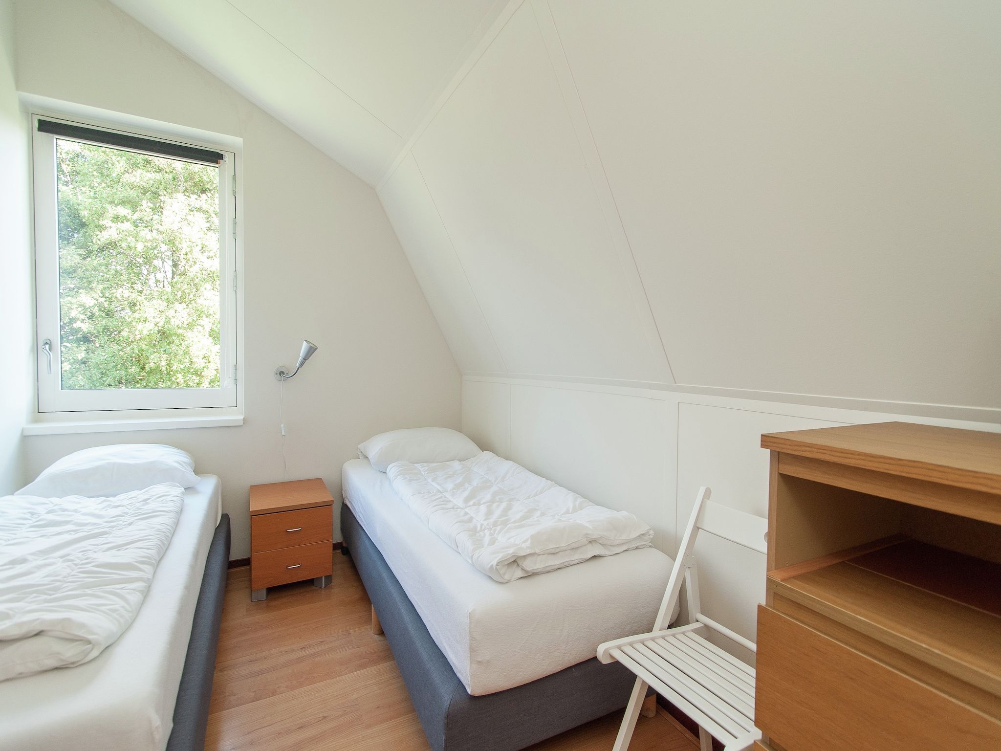 Een slaapkamer van Bungalowpark de Gouden Spar 4 in Noordwijk