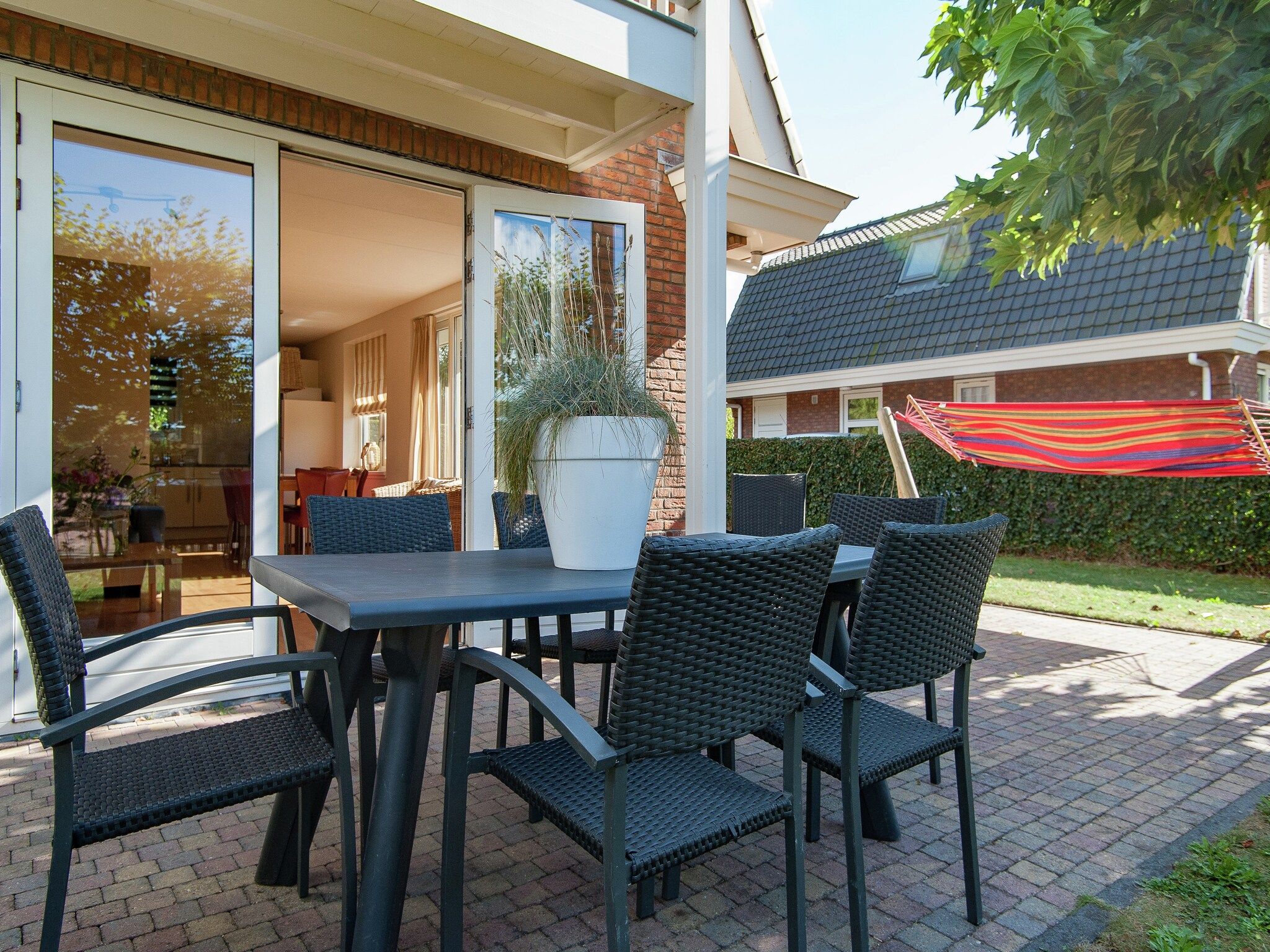 Het terras van Bungalowpark de Gouden Spar 4 in Noordwijk