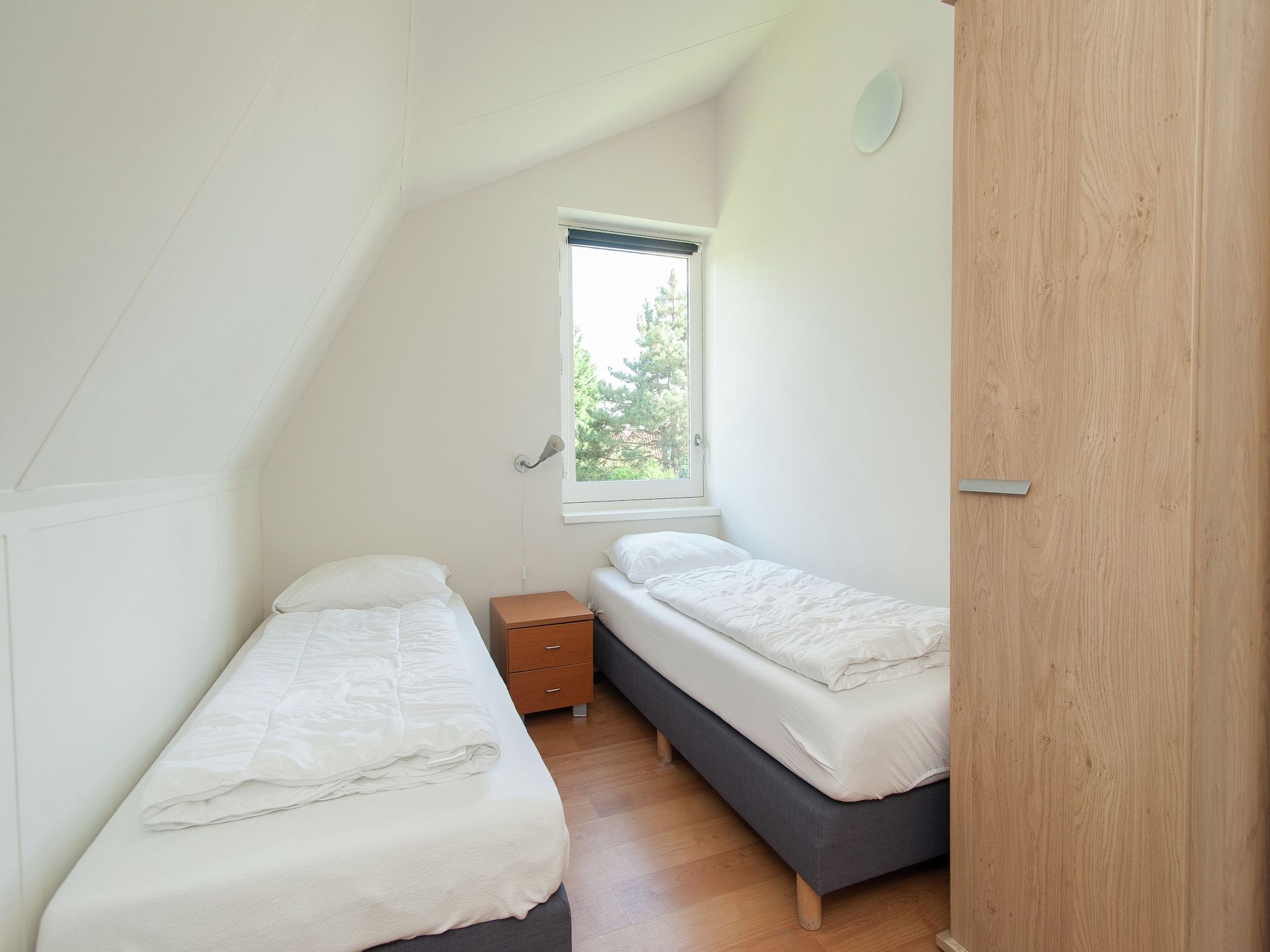 Een slaapkamer van Bungalowpark de Gouden Spar 4 in Noordwijk