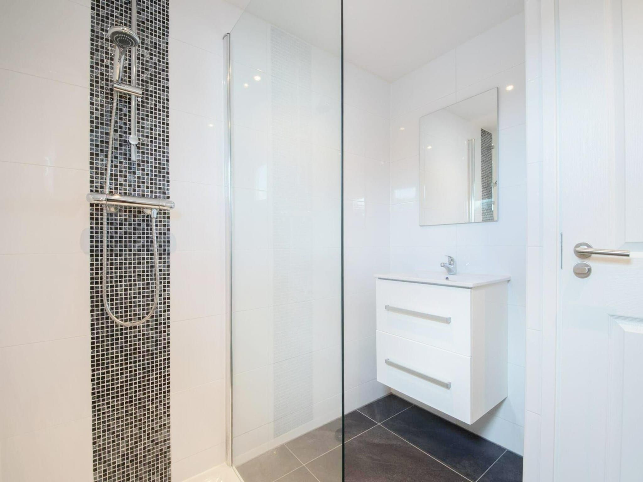 De badkamer van De Edammer  4 personen in West-Graftdijk