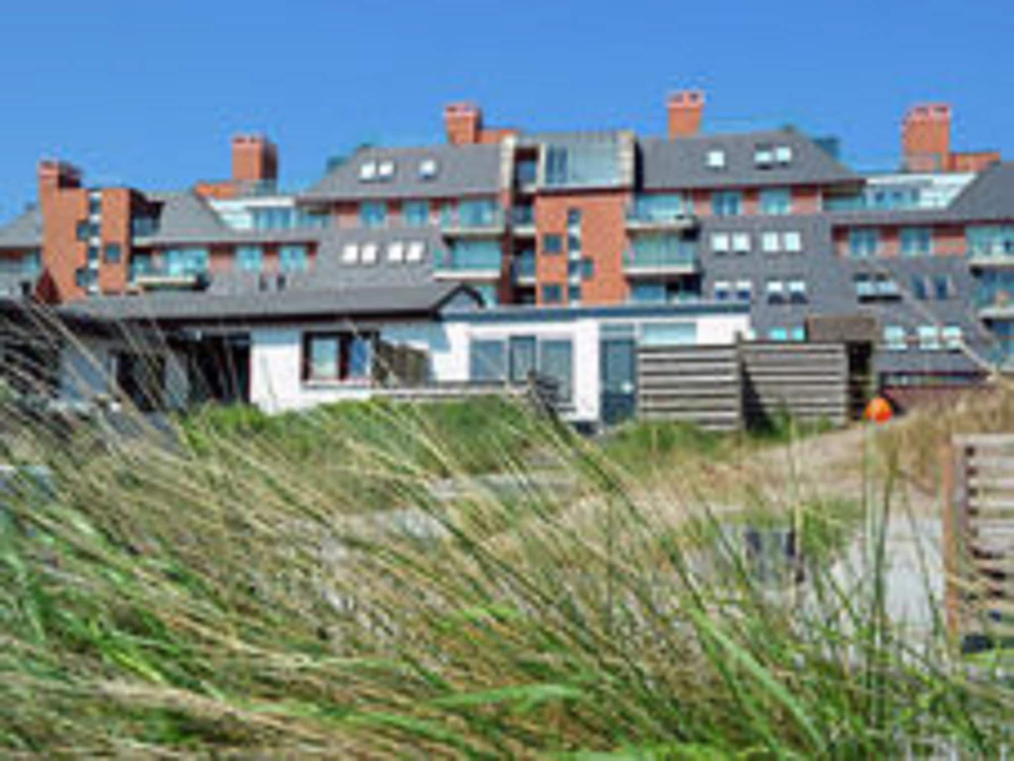 De buitenkant van Helmgras II in Egmond aan zee