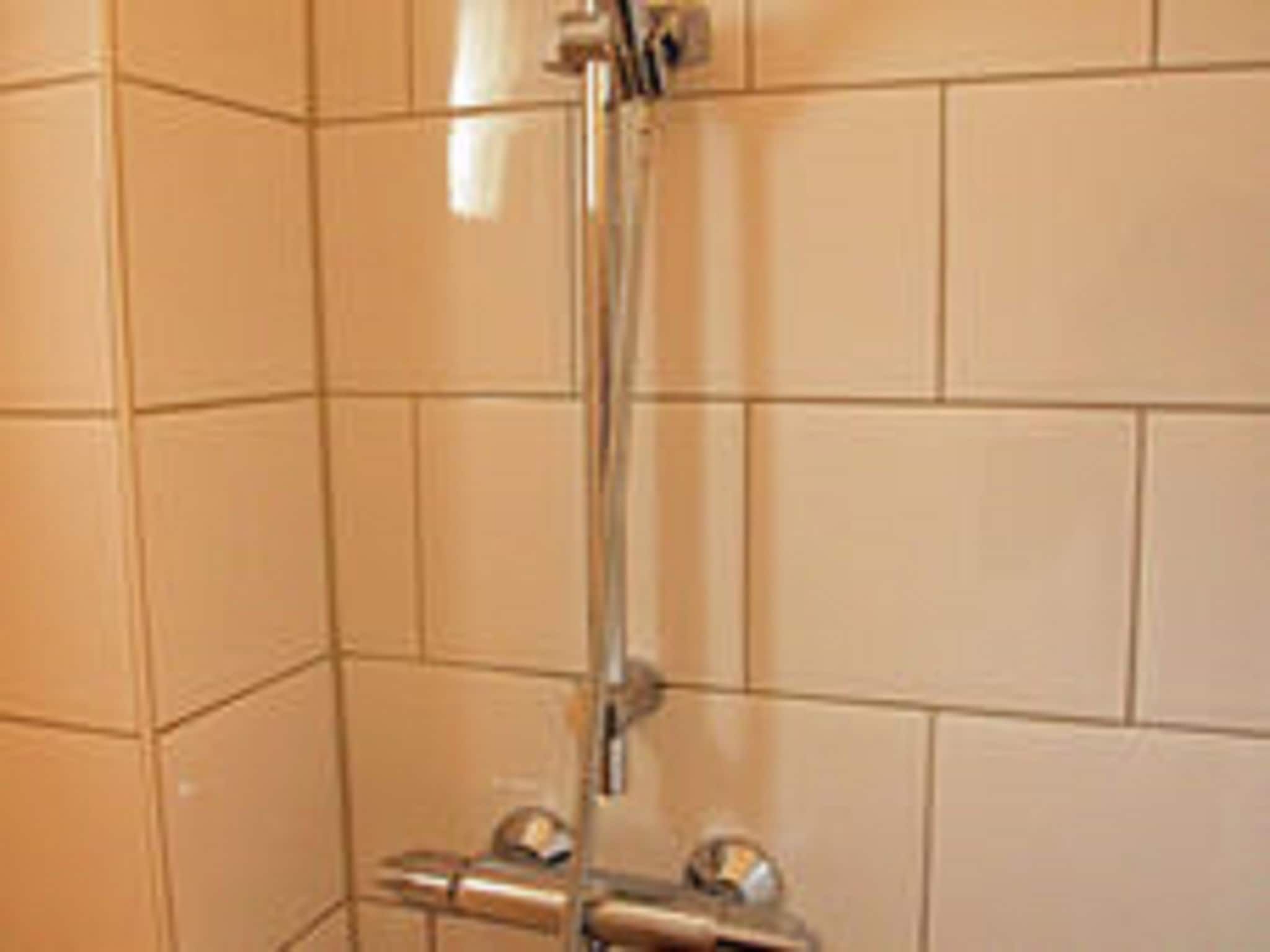 De badkamer van Helmgras II in Egmond aan zee