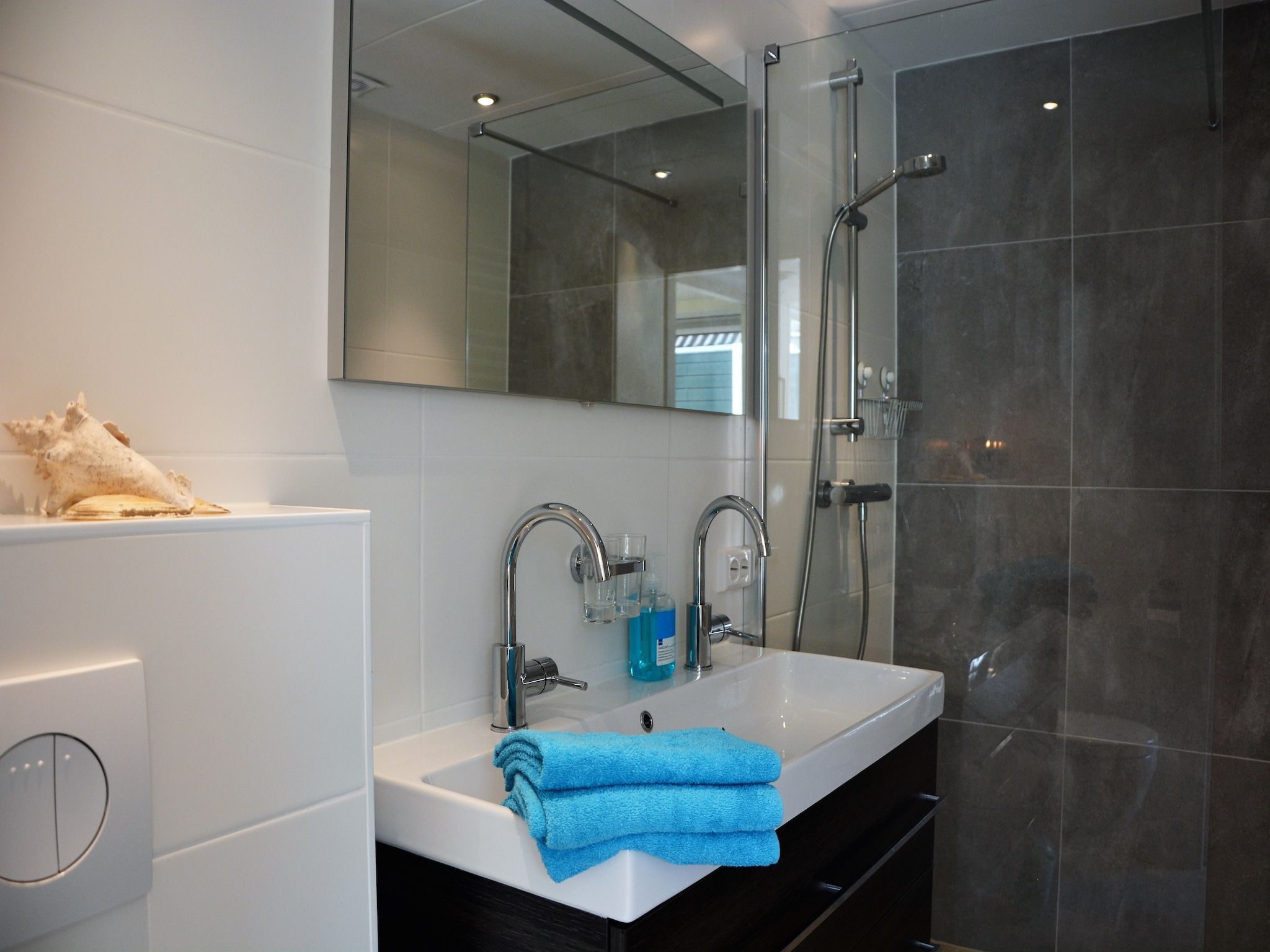 De badkamer van Cosa Nora in Noordwijkerhout