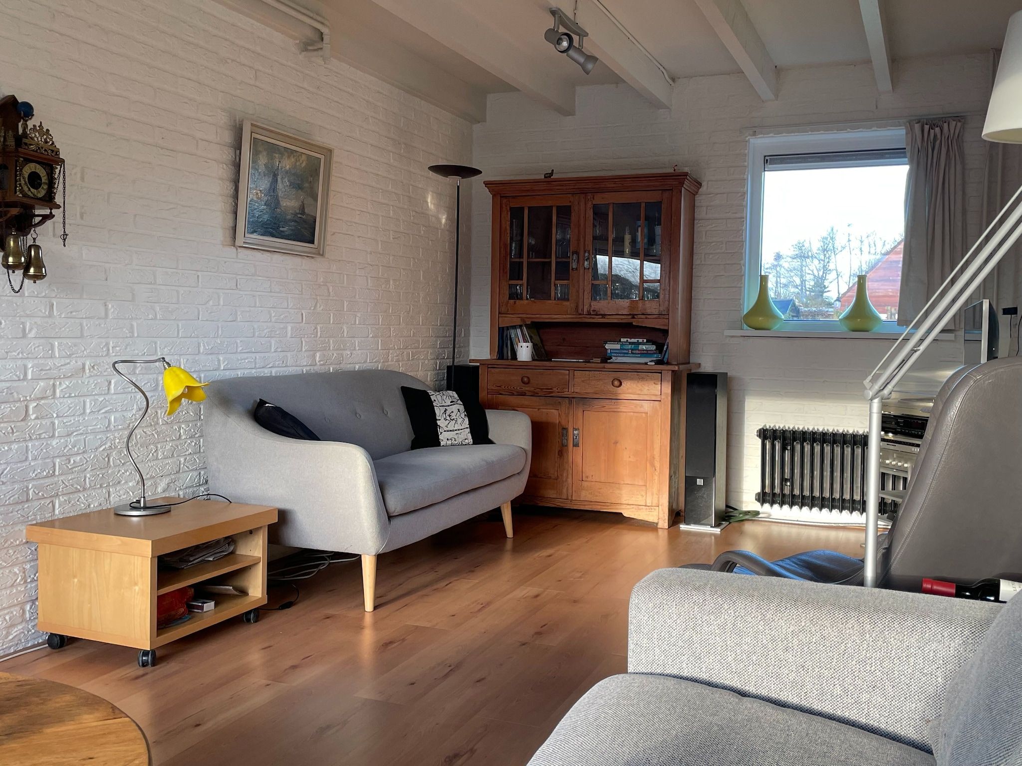 De woonkamer van Cosa Nora in Noordwijkerhout