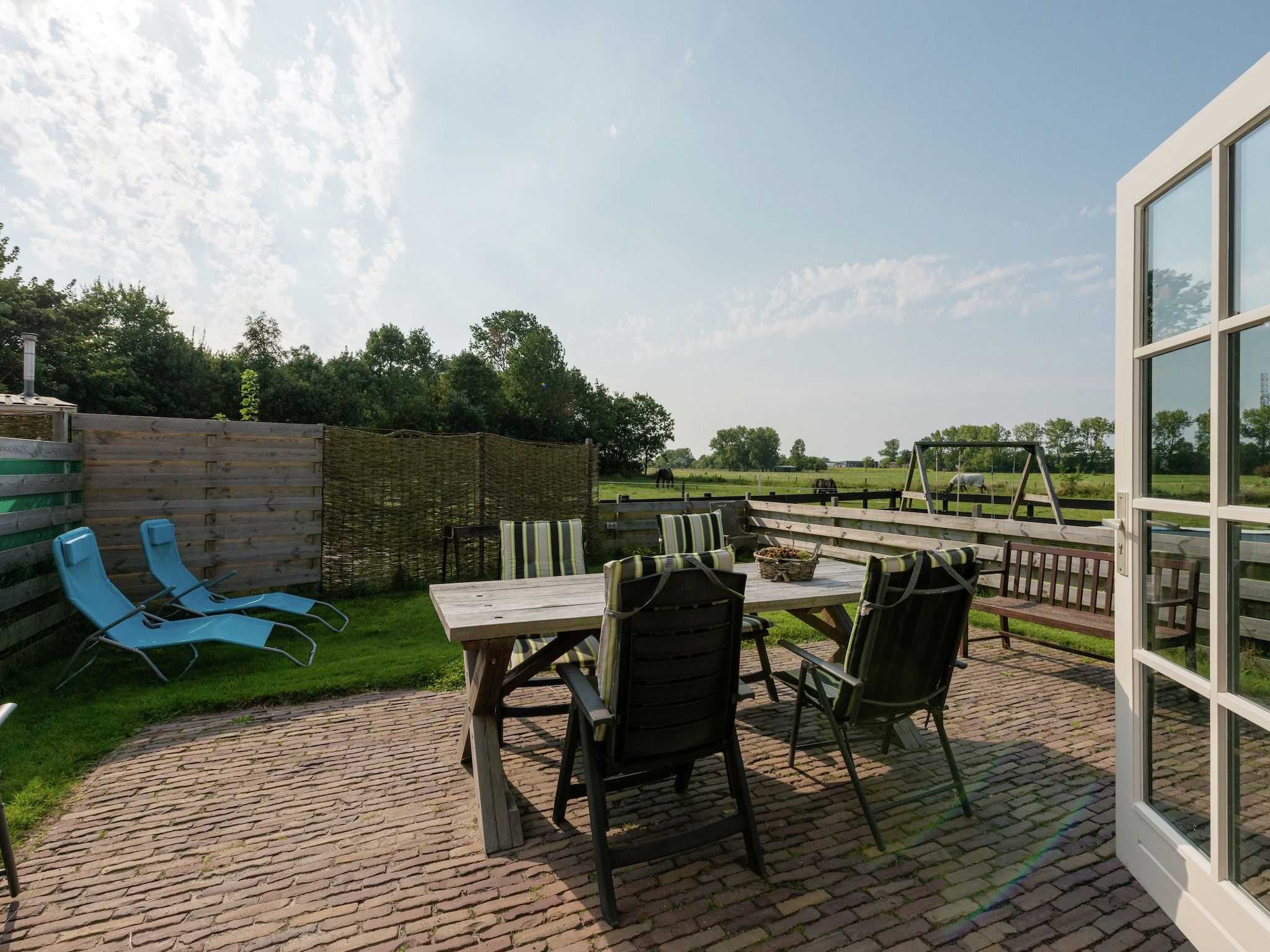 Het terras van De Grutto in Hippolytushoef