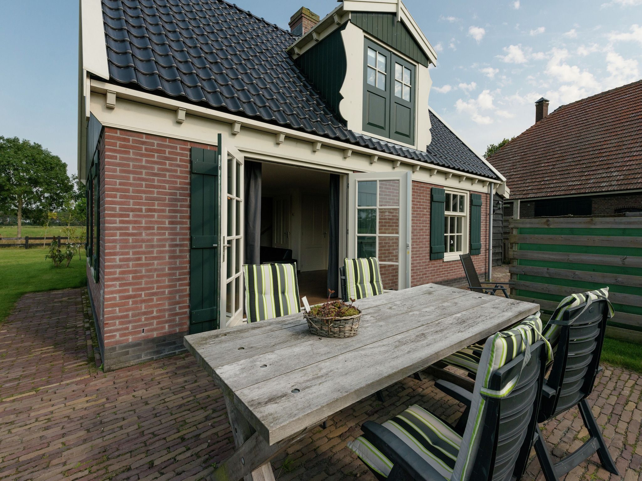 Het terras van De Grutto in Hippolytushoef