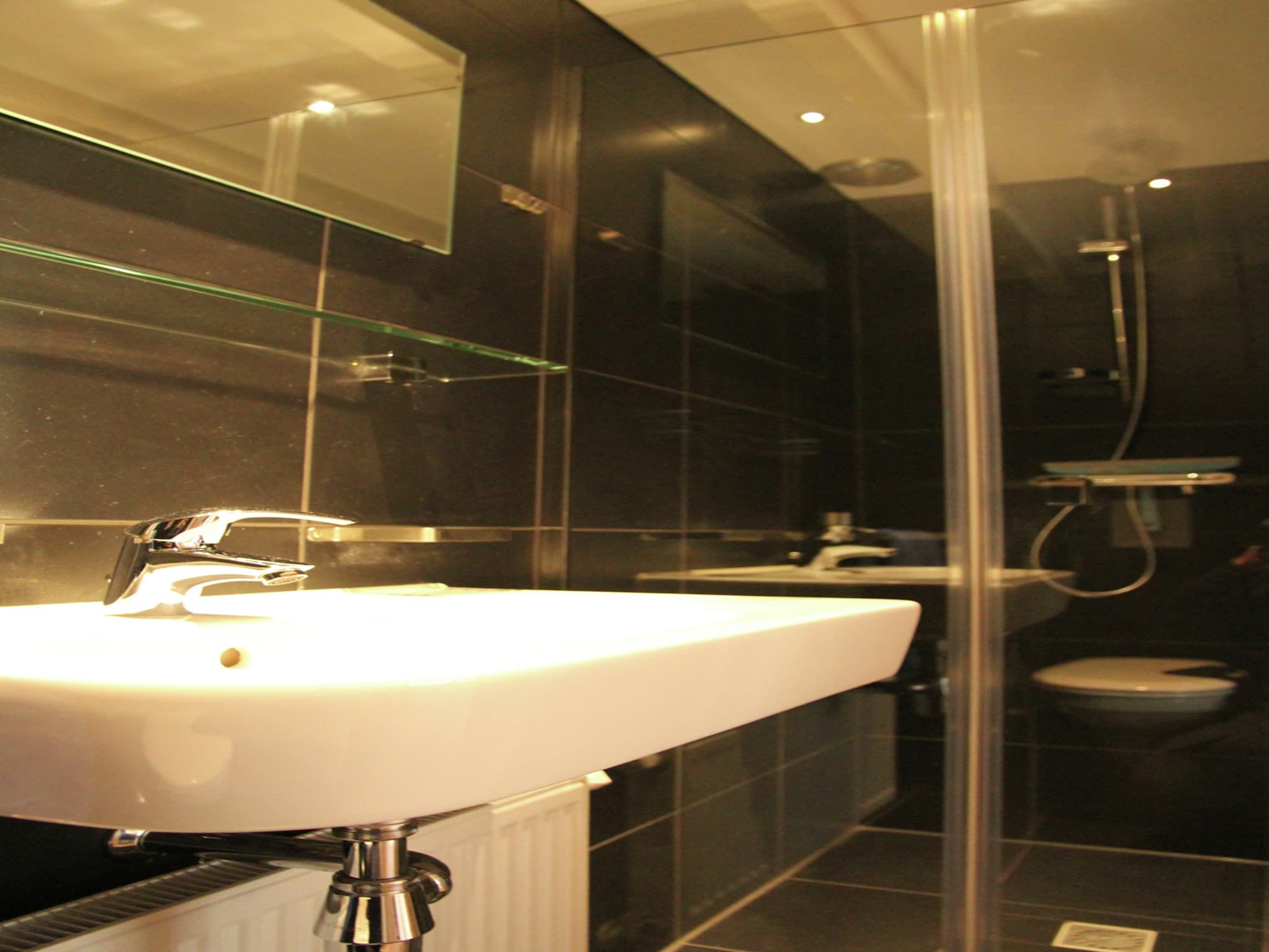 De badkamer van De Ronde O in Heiloo