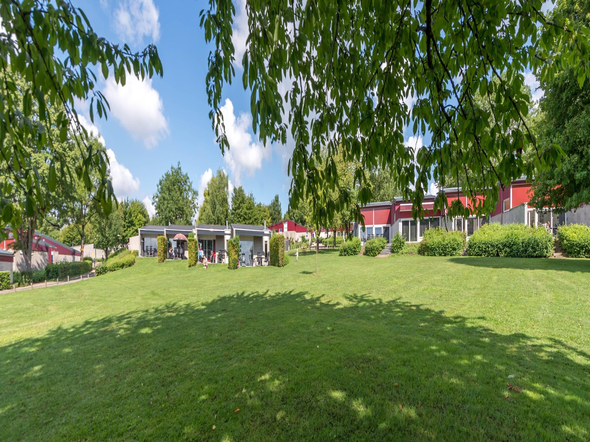 De tuin van Bungalowpark Schin op Geul 3 in Walem