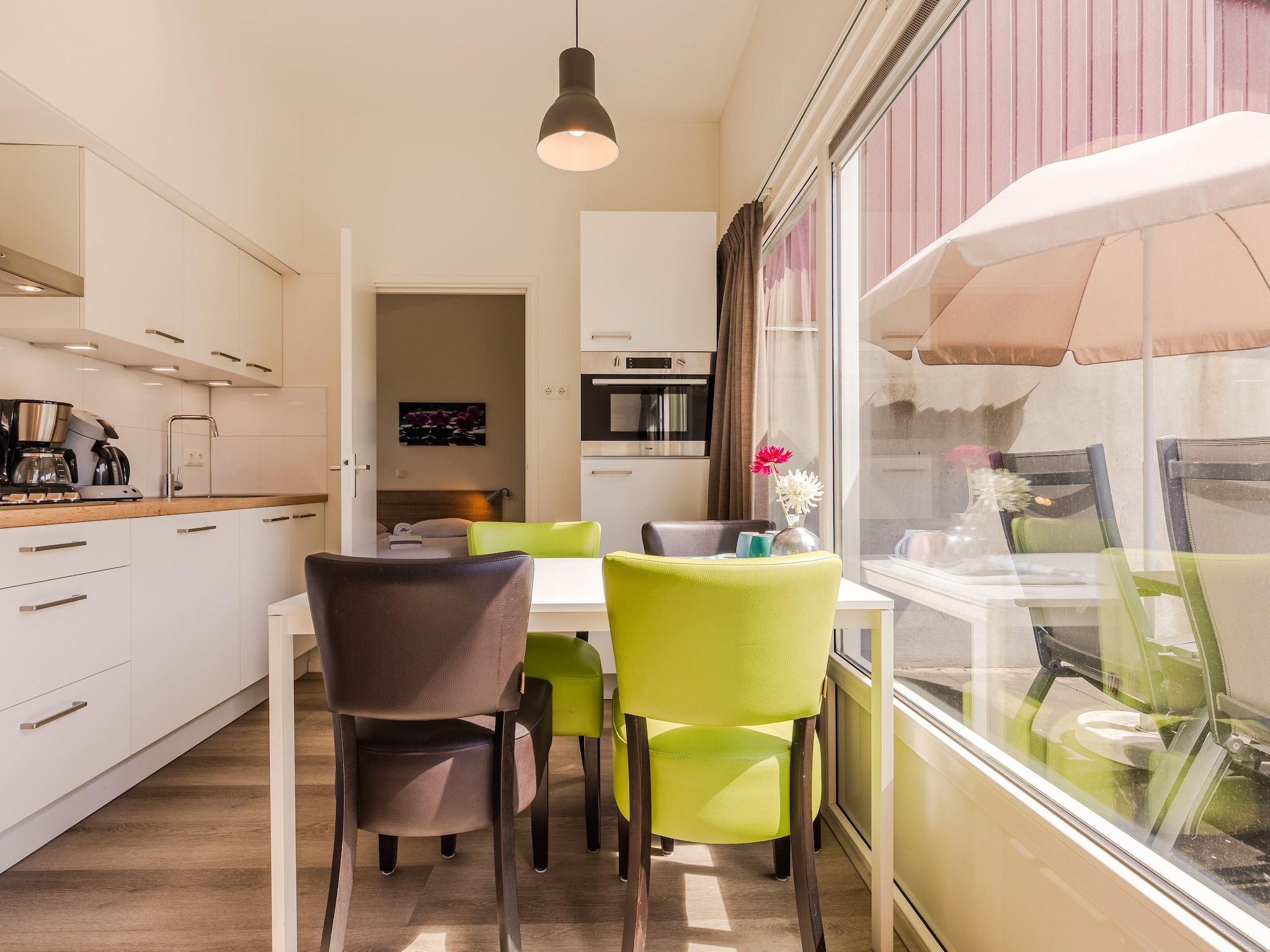 De eetkamer van Bungalowpark Schin op Geul 3 in Walem