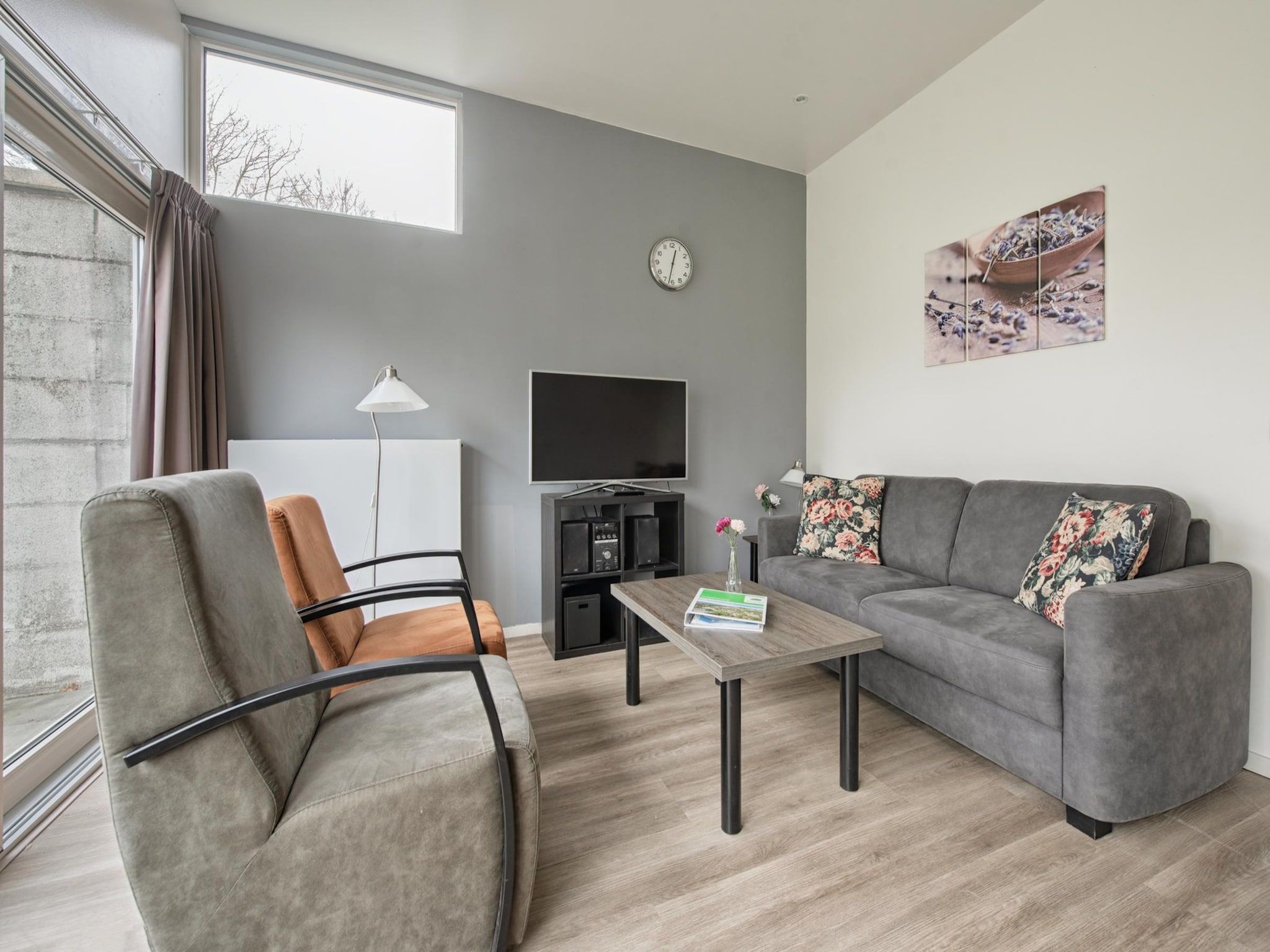 De woonkamer van Bungalowpark Schin op Geul 6 in Walem