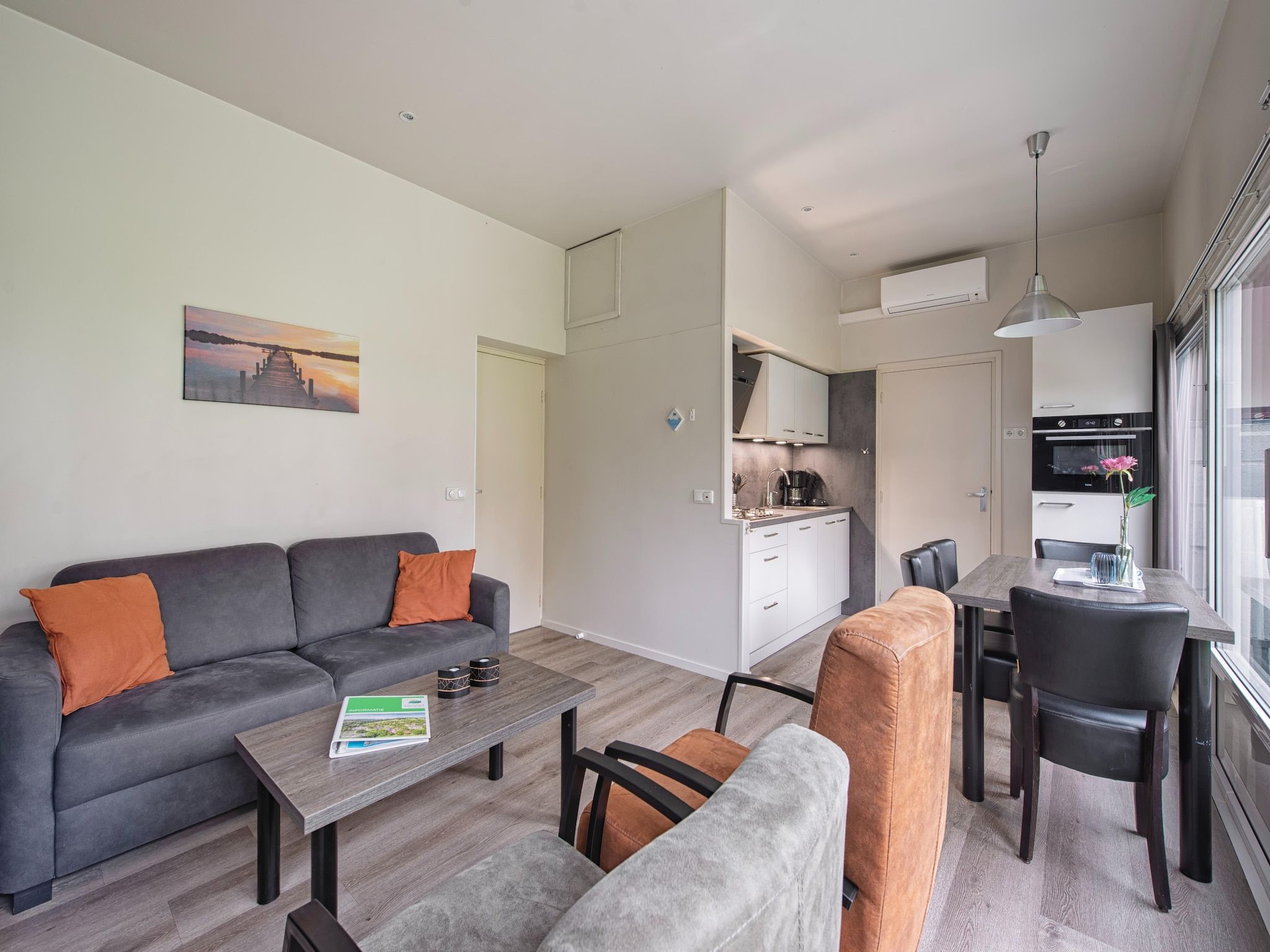 De woonkamer van Bungalowpark Schin op Geul 6 in Walem